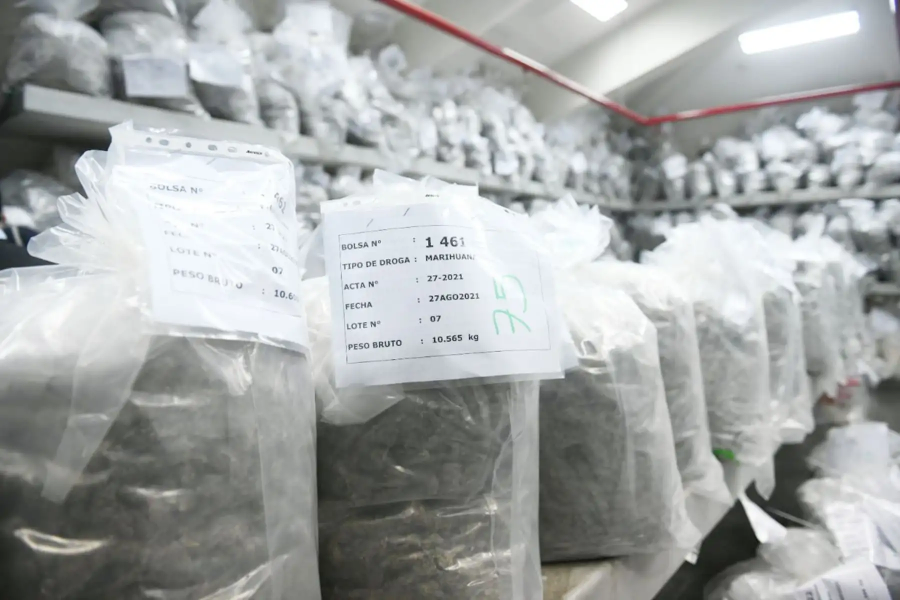 El Ministro Juan Carrasco, en los próximos días y a fin de reforzar la lucha contra el tráfico de drogas, el Ministerio Interior iniciará la neutralización de más de 11 TM de insumos químicos y productos fiscalizados que son usados para elaborar cocaína.
Foto:Mininter