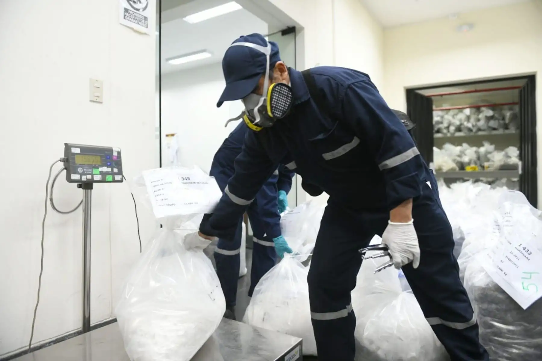 El Ministro del Interior, Juan Carrasco, junto al Comandante General de la PNP, Javier Gallardo, participa en el proceso de incineración de más de 18.3 toneladas de droga decomisada por la Policía Nacional
en diversos operativos a nivel nacional.
Foto: MininterPeru
