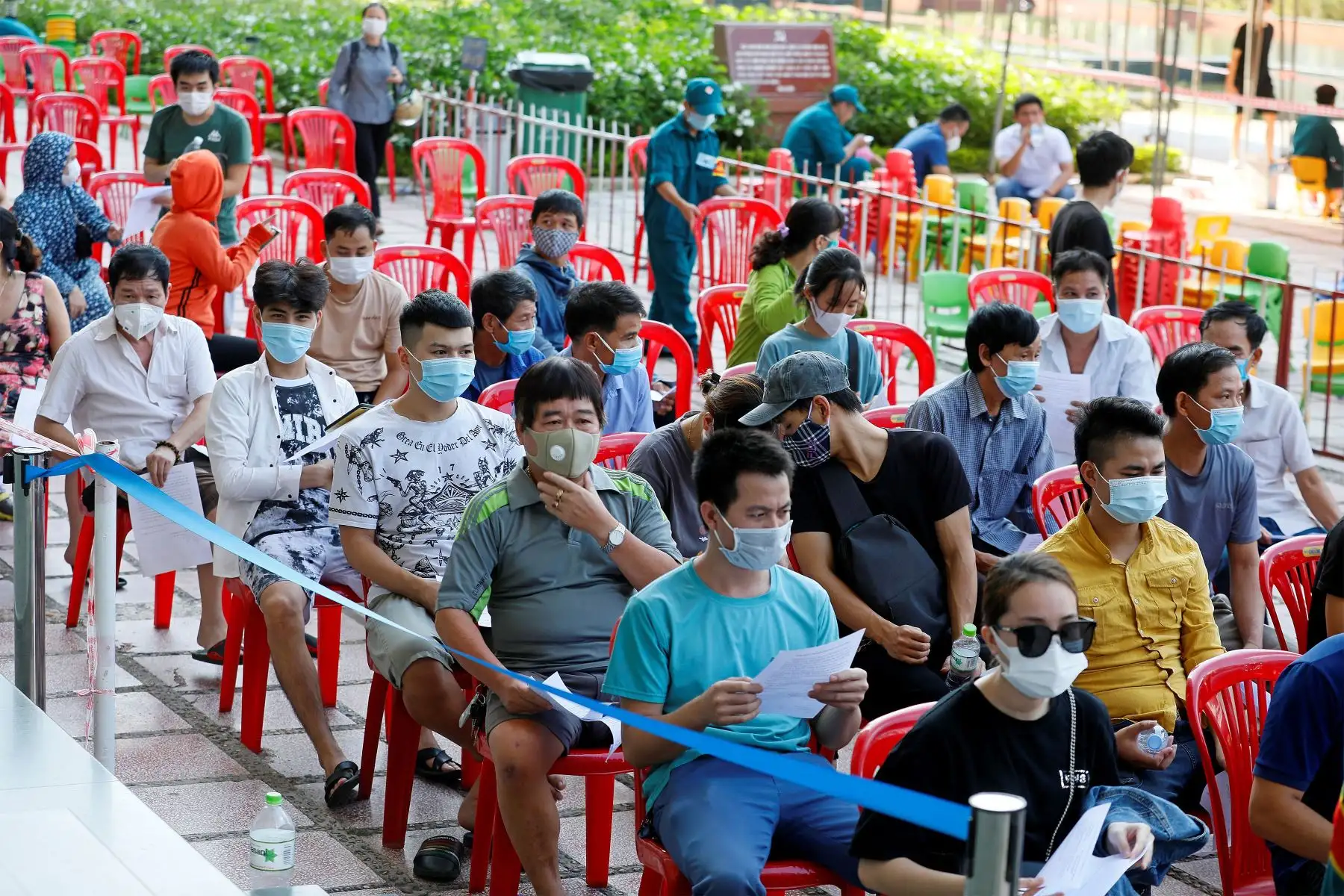 La gente espera recibir una inyección de la vacuna AstraZeneca contra la covid -19 en Hanoi. Vietnam está acelerando el ritmo de su campaña de vacunación, como parte de un esfuerzo para combatir la propagación del covid-19. 
Foto: EFE