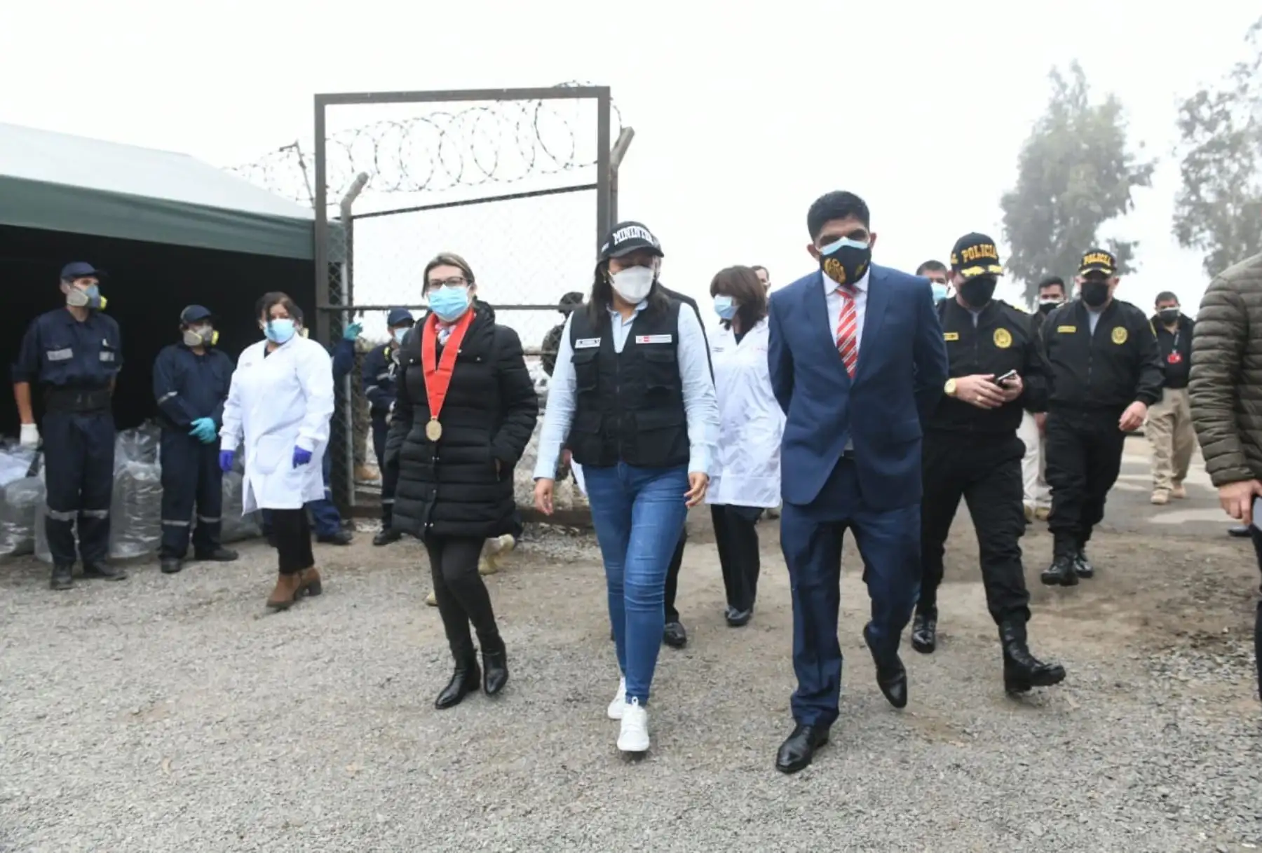 El Ministro del Interior, Juan Carrasco, junto al Comandante General de la PNP, Javier Gallardo, participa en el proceso de incineración de más de 18.3 toneladas de droga decomisada por la Policía Nacional
en diversos operativos a nivel nacional.
Foto: MininterPeru