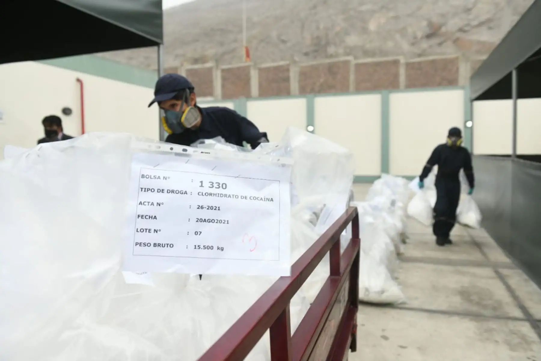 El Ministro del Interior, Juan Carrasco, junto al Comandante General de la PNP, Javier Gallardo, participa en el proceso de incineración de más de 18.3 toneladas de droga decomisada por la Policía Nacional
en diversos operativos a nivel nacional.
Foto: MininterPeru