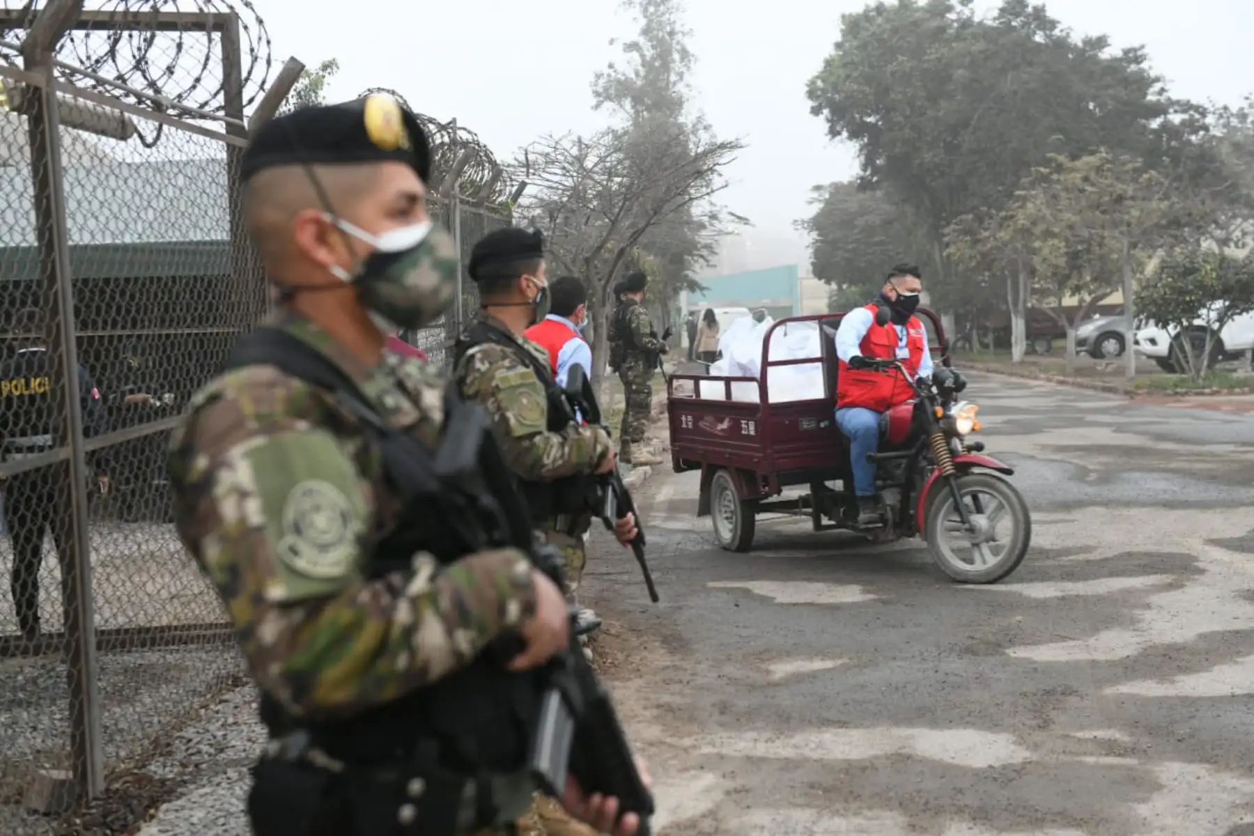 El Ministro del Interior, Juan Carrasco, junto al Comandante General de la PNP, Javier Gallardo, participa en el proceso de incineración de más de 18.3 toneladas de droga decomisada por la Policía Nacional
en diversos operativos a nivel nacional.
Foto: MininterPeru