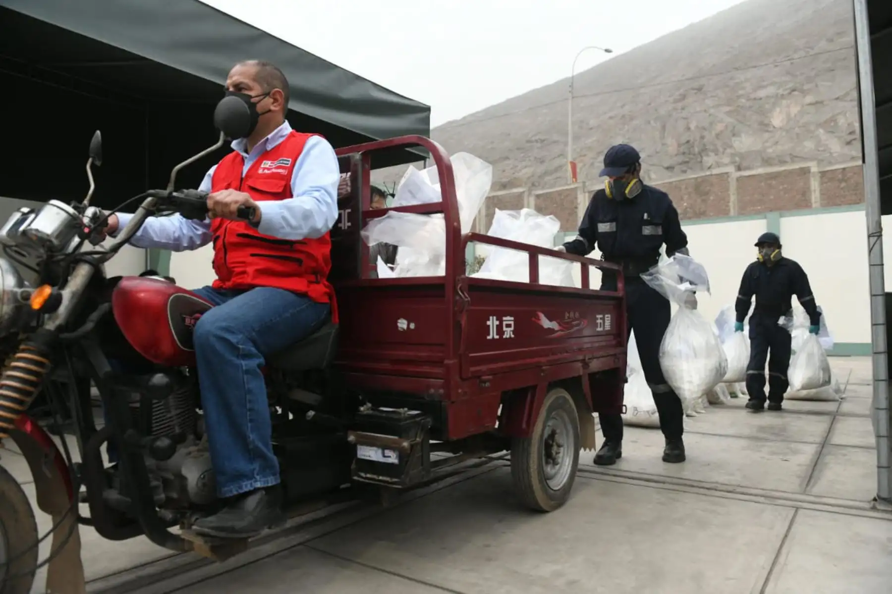El Ministro del Interior, Juan Carrasco, junto al Comandante General de la PNP, Javier Gallardo, participa en el proceso de incineración de más de 18.3 toneladas de droga decomisada por la Policía Nacional
en diversos operativos a nivel nacional.
Foto: MininterPeru
