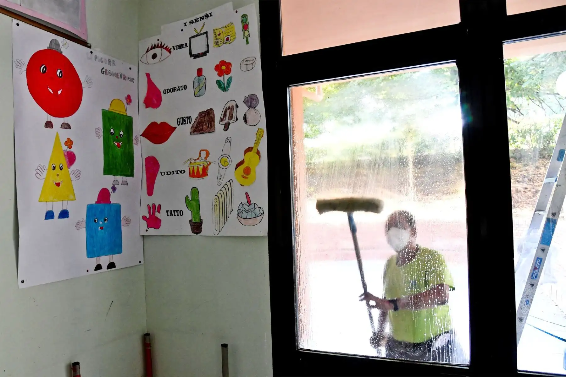 Un operador de la empresa municipal "Servicios de Nápoles" se dedica a una limpieza precisa en los jardines de infancia antes del regreso de los escolares a las clases presenciales, Nápoles, Italia.
Foto: EFE