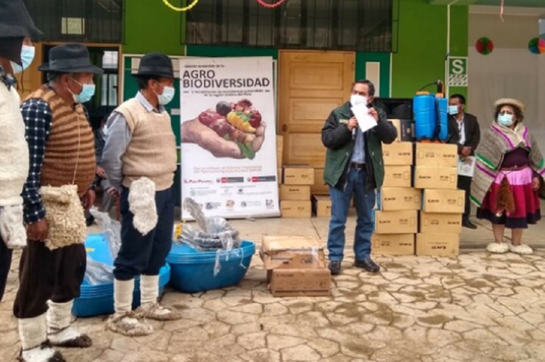 Un total de 182 familias agricultoras de 16 comunidades campesinas fueron reconocidas como “Agricultores del Bicentenario de Huancavelica”, en mérito a sus esfuerzos para garantizar la seguridad alimentaria y conservar la agrobiodiversidad, patrimonio genético del Perú. Foto: Ministerio del Ambiente