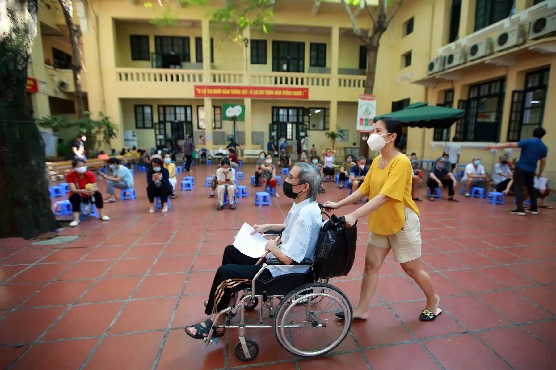 Un hombre en silla de ruedas llega para recibir una inyección de la vacuna AstraZeneca contra la covid - 19 COVID-19 en Hanoi, Vietnam.
Foto: EFE