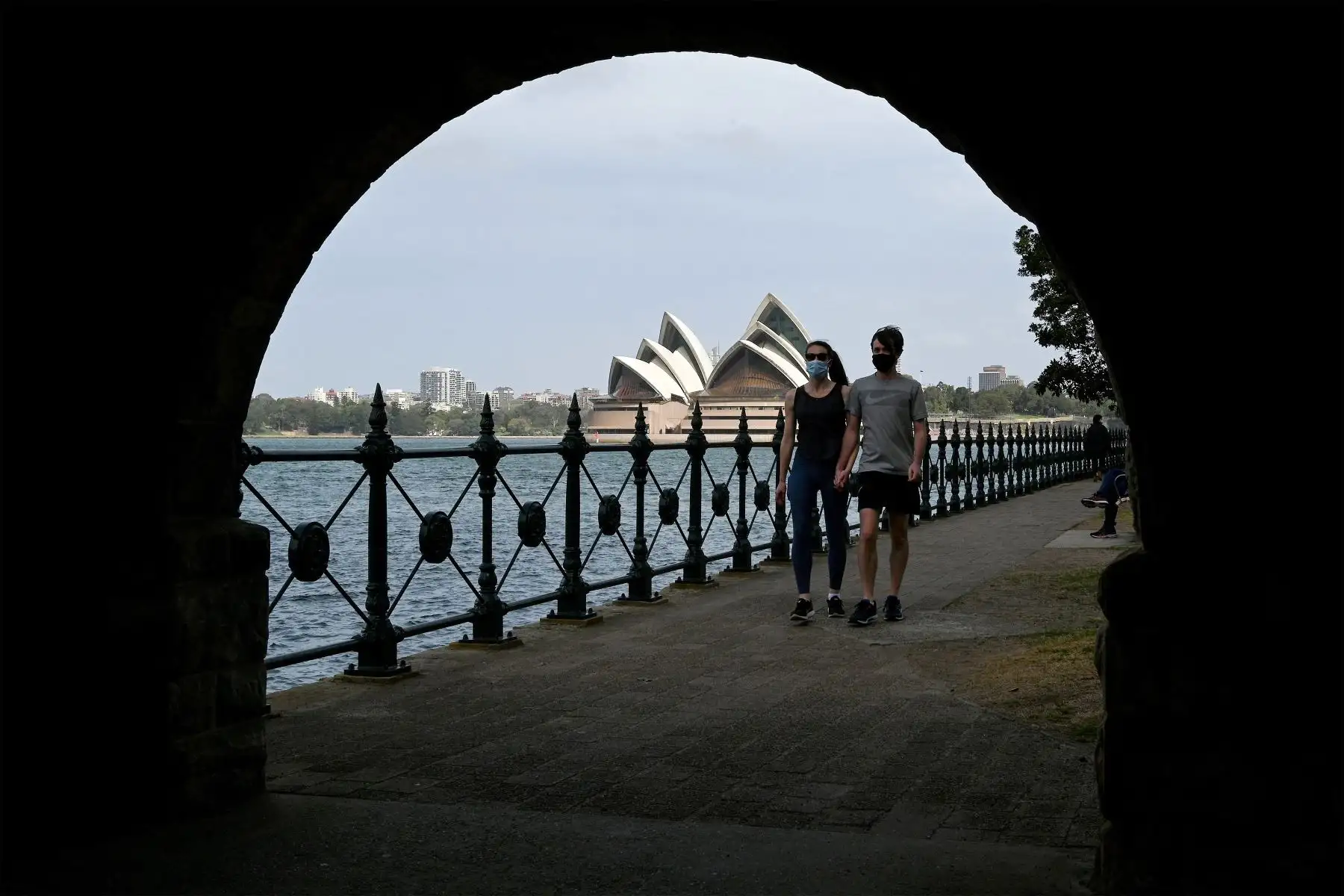 La gente camina por el puerto de Sydney, ya que el estado de Nueva Gales del Sur registró 1542 nuevos casos de covid-19 adquiridos localmente y nueve muertes en las últimas 24 horas.
Foto: AFP