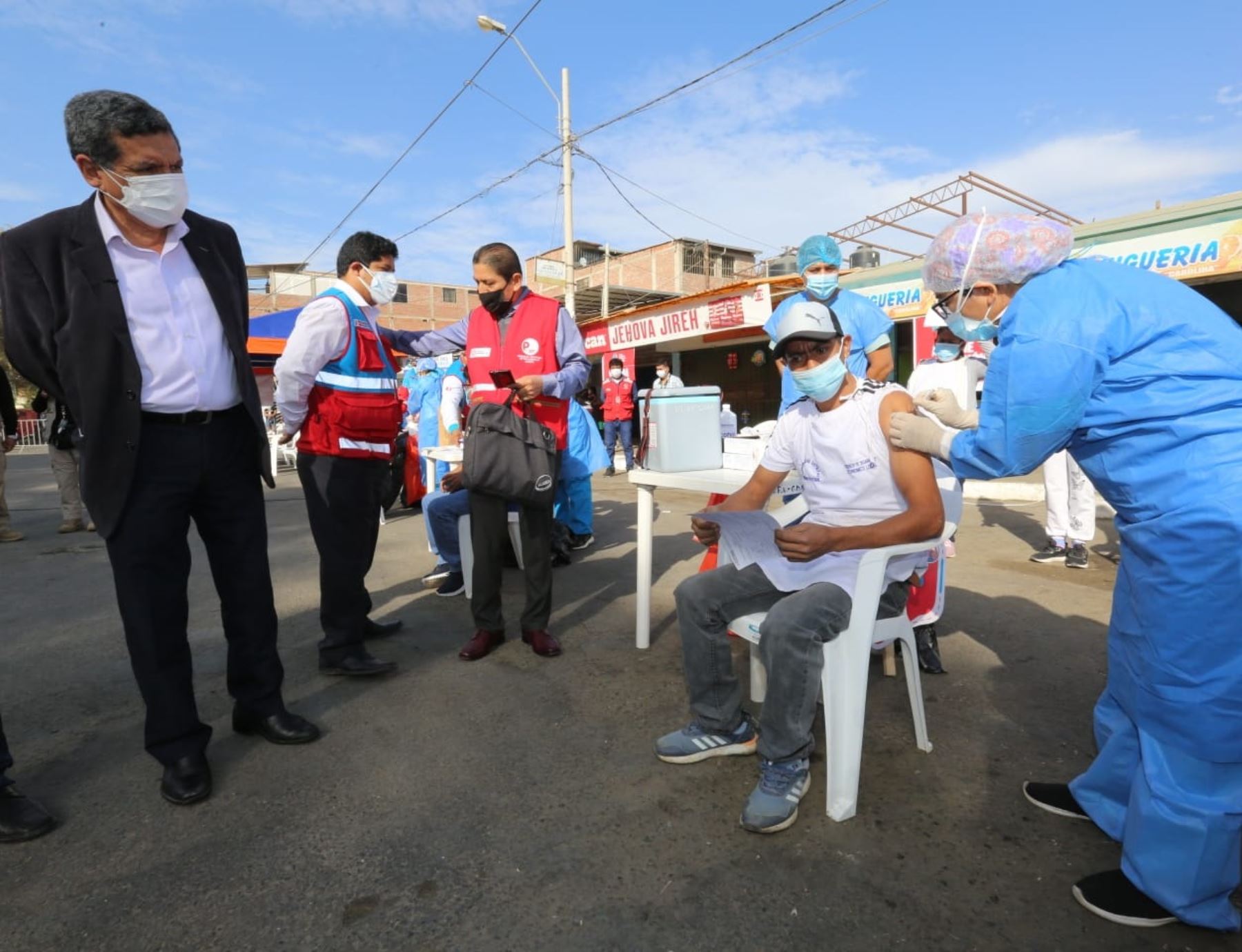 Ministro de Salud, Hernando Cevallos, supervisó inicio de campaña "Vamos a tu encuentro" en el mercado San José de Piura, para aplicar la vacuna contra el covid-19.