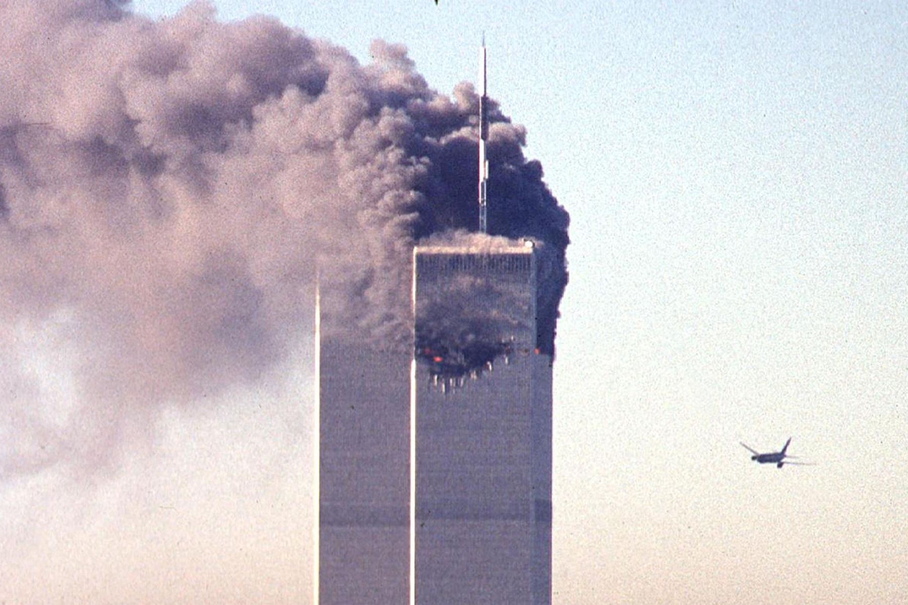 Un avión comercial secuestrado se acerca al World Trade Center poco antes de estrellarse contra el emblemático rascacielos el 11 de septiembre de 2001 en Nueva York. 
Foto: AFP
