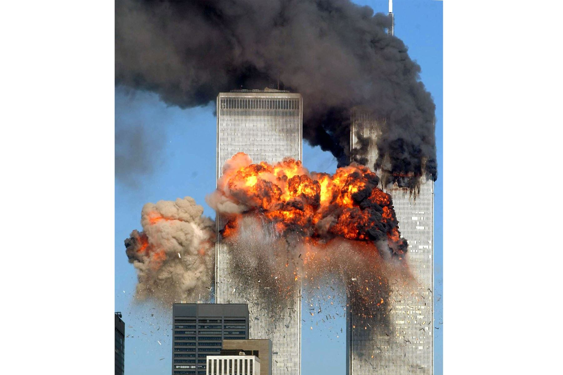 Foto de archivo de fecha 11 de septiembre de 2001 muestra que el vuelo 175 de United Airlines secuestrado desde Boston se estrella contra la torre sur del World Trade Center a las 9:03 a.m. en la ciudad de Nueva York. 
Foto: AFP
