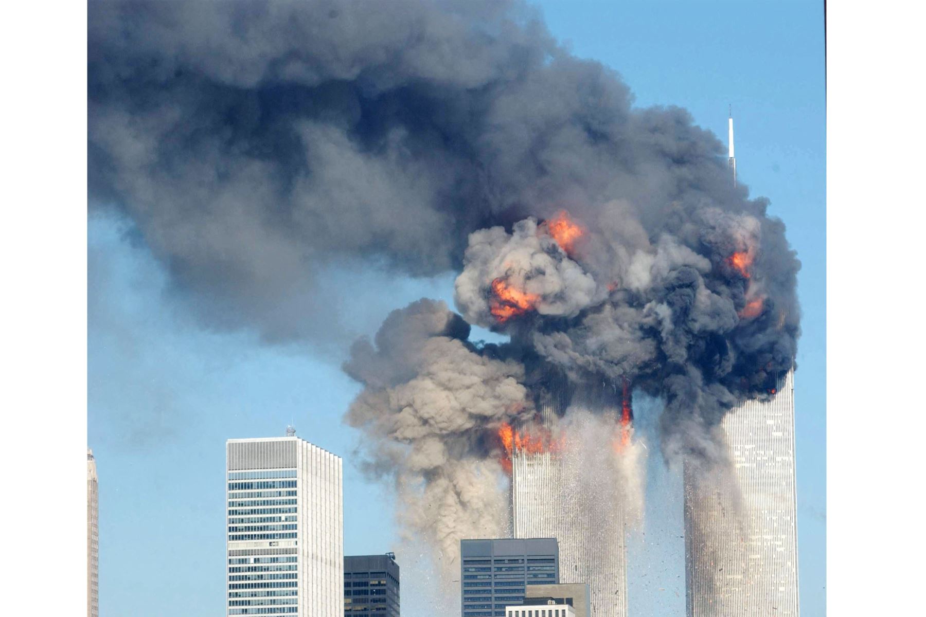 Una explosión de fuego sacude el World Trade Center después de ser alcanzado por dos aviones el 11 de septiembre de 2001 en la ciudad de Nueva York. 
Foto: AFP