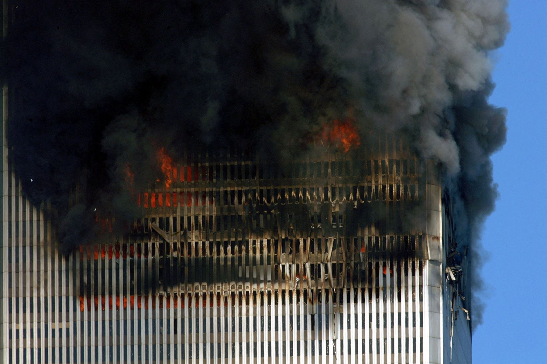El humo y las llamas salen de las torres de Comercio Mundial antes de su colapso el 11 de septiembre de 2001 en Nueva York. 
Foto: AFP