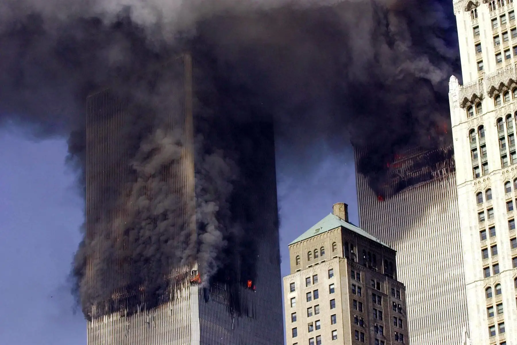 Las torres gemelas del World Trade Center se queman después de que dos aviones se estrellaran contra cada edificio el 11 de septiembre de 2001 en Nueva York. Los presuntos atentados terroristas provocaron el derrumbe de las torres. 
Foto: AFP