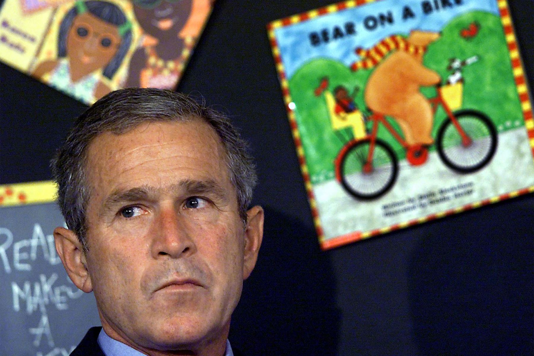 El presidente de los Estados Unidos, George W. Bush, reacciona después de que su jefe de personal Andrew Card interrumpiera su evento de lectura matutino en la escuela, poco después de que las noticias de los accidentes aéreos de la ciudad de Nueva York estuvieran disponibles en Sarasota, Florida. 
Foto: AFP