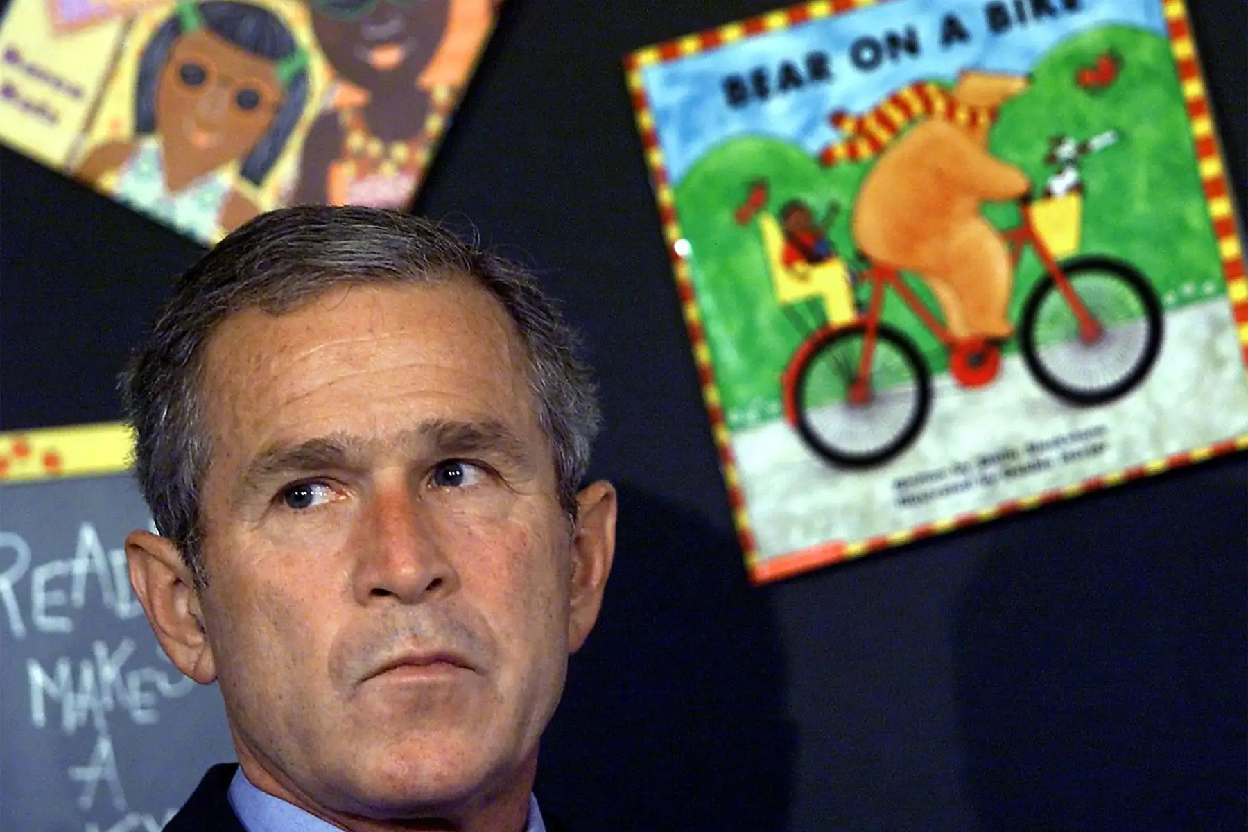 El presidente de los Estados Unidos, George W. Bush, reacciona después de que su jefe de personal Andrew Card interrumpiera su evento de lectura matutino en la escuela, poco después de que las noticias de los accidentes aéreos de la ciudad de Nueva York estuvieran disponibles en Sarasota, Florida. 
Foto: AFP El presidente de los Estados Unidos, George W. Bush, reacciona después de que su jefe de personal Andrew Card interrumpiera su evento de lectura matutino en la escuela, poco después de que las noticias de los accidentes aéreos de la ciudad de Nueva York estuvieran disponibles en Sarasota, Florida. 
Foto: AFP