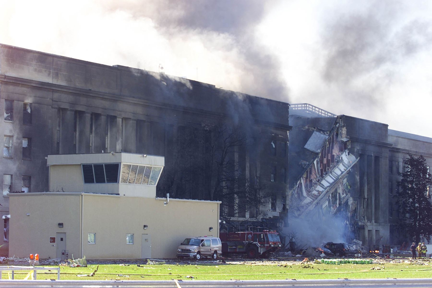 El humo sale del Pentágono en Washington, DC, el 11 de septiembre de 2001, después de que un avión se estrellara contra él. Al mismo tiempo, dos aviones de pasajeros se estrellaron contra las torres gemelas del World Trade Center en la ciudad de Nueva York. Ambas torres colapsaron. 
Foto: AFP