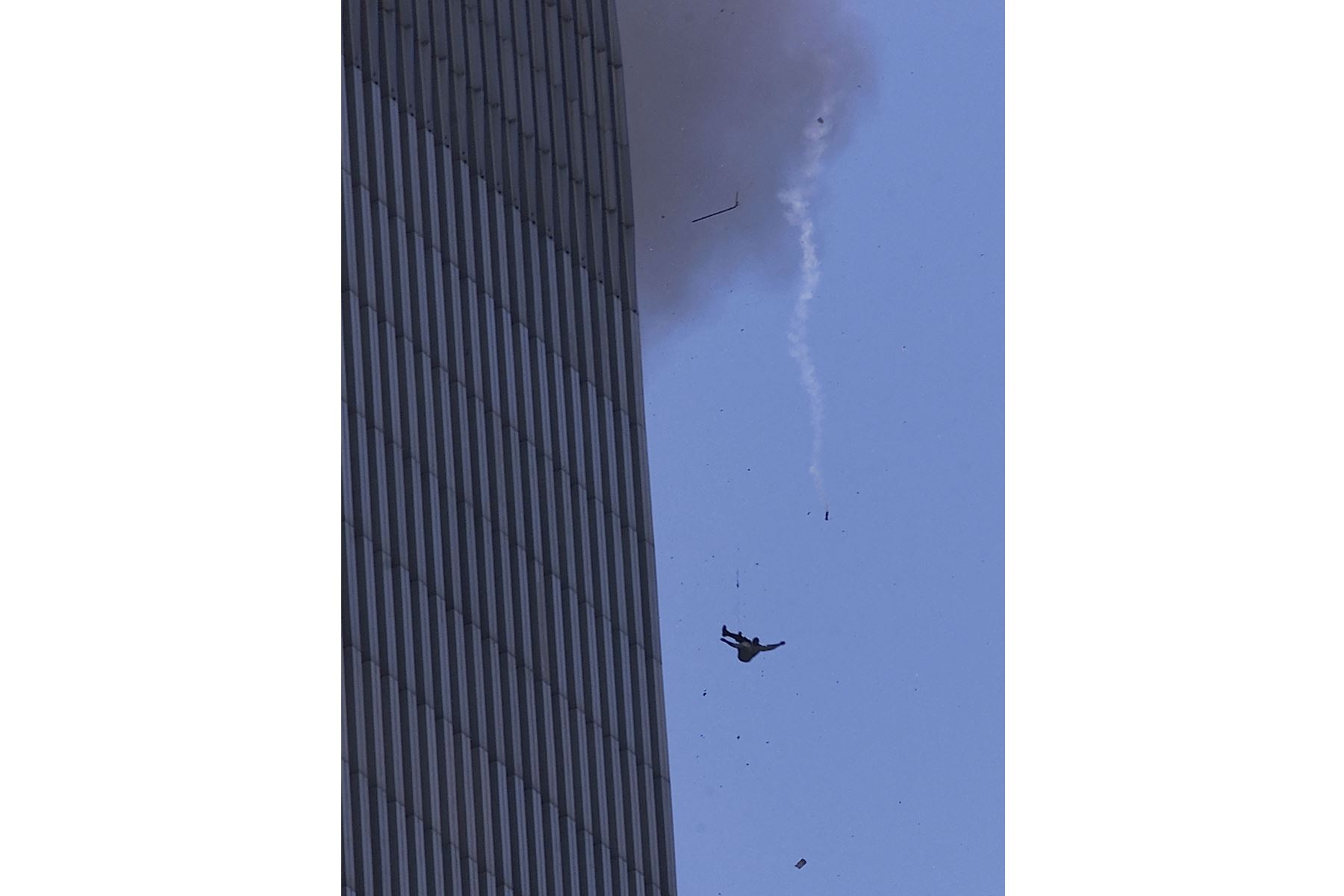 Un hombre cae y muere desde el World Trade Center después de que dos aviones chocaran contra el edificio el 11 de septiembre de 2001 en la ciudad de Nueva York. 
Foto: AFP