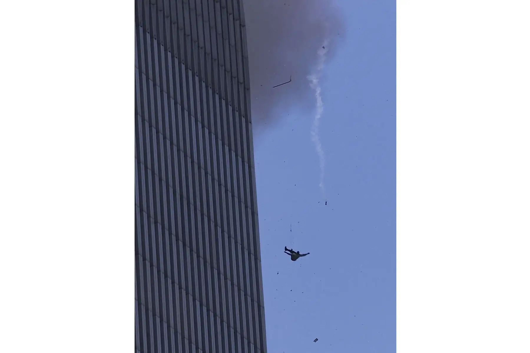 Un hombre cae y muere desde el World Trade Center después de que dos aviones chocaran contra el edificio el 11 de septiembre de 2001 en la ciudad de Nueva York. 
Foto: AFP Un hombre cae y muere desde el World Trade Center después de que dos aviones chocaran contra el edificio el 11 de septiembre de 2001 en la ciudad de Nueva York. 
Foto: AFP
