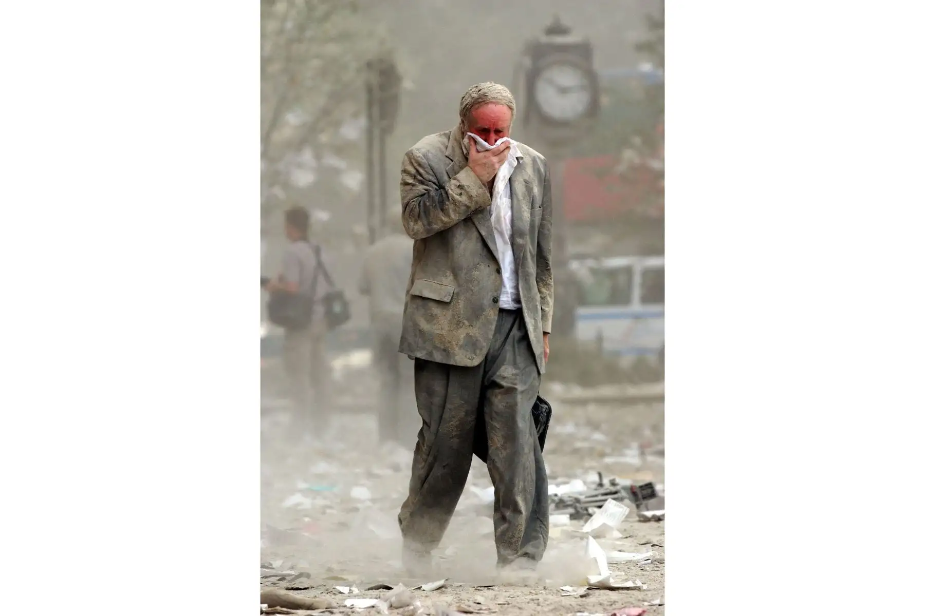 Esta foto de archivo del 11 de septiembre de 2001 muestra a Edward Fine tapándose la boca mientras camina entre los escombros después del colapso de una de las torres del World Trade Center en Nueva York.
Foto: AFP Esta foto de archivo del 11 de septiembre de 2001 muestra a Edward Fine tapándose la boca mientras camina entre los escombros después del colapso de una de las torres del World Trade Center en Nueva York.
Foto: AFP