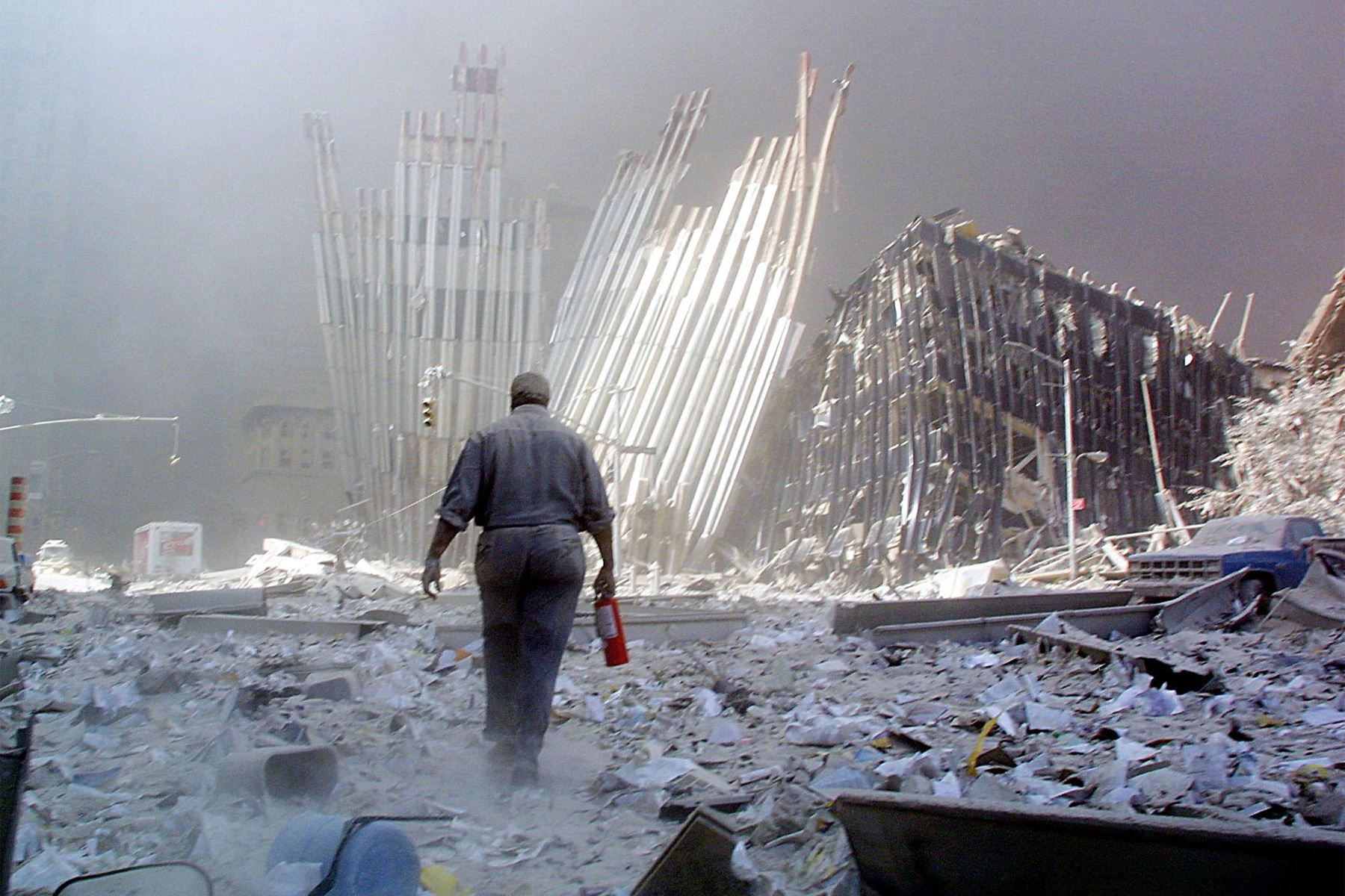 Un hombre con un extintor de incendios camina entre los escombros después del colapso de la primera torre del World Trade Center el 11 de septiembre de 2001, en Nueva York.
Foto: AFP