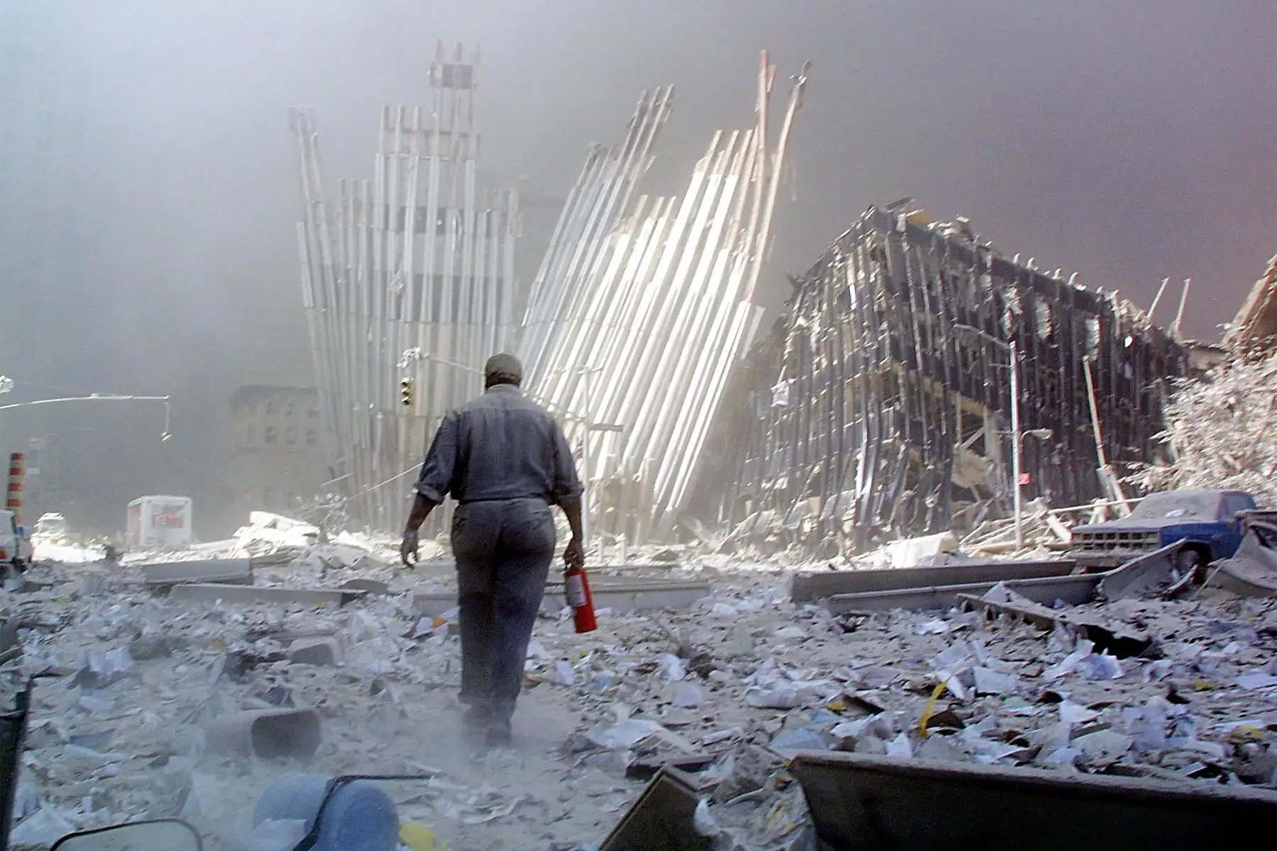 Un hombre con un extintor de incendios camina entre los escombros después del colapso de la primera torre del World Trade Center el 11 de septiembre de 2001, en Nueva York.
Foto: AFP Un hombre con un extintor de incendios camina entre los escombros después del colapso de la primera torre del World Trade Center el 11 de septiembre de 2001, en Nueva York.
Foto: AFP
