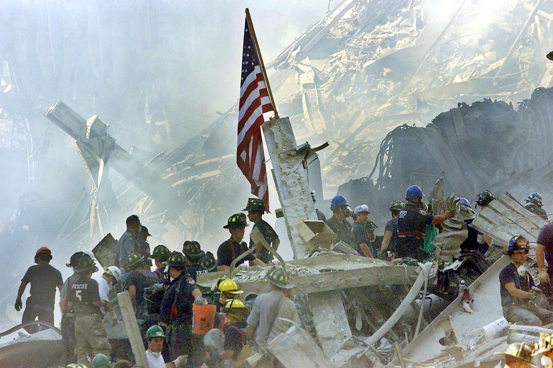 Una bandera estadounidense está colocada entre los escombros del World Trade Center el 13 de septiembre de 2001 en Nueva York. La búsqueda de sobrevivientes y la recuperación de las víctimas continúa desde el ataque terrorista del 11 de septiembre de 2001. 
Foto: AFP