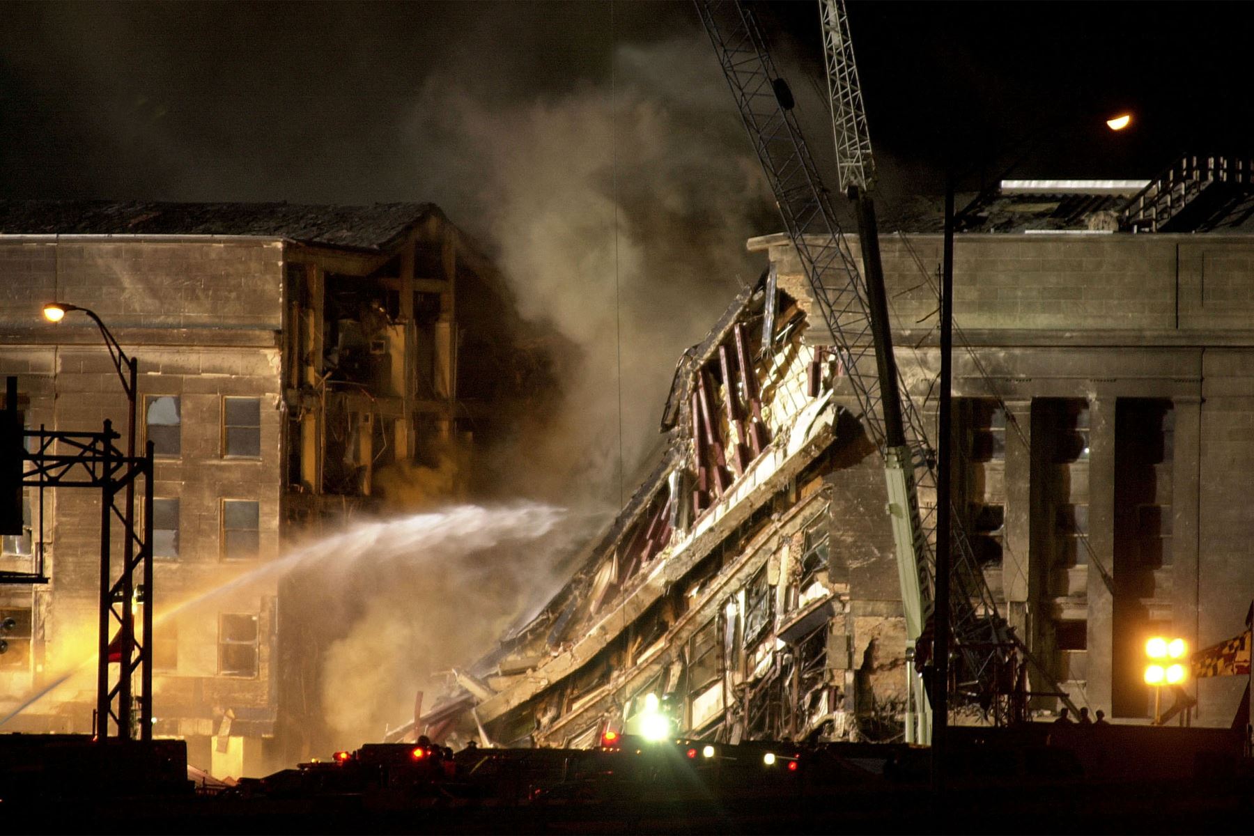 Los bomberos apagan las llamas que surgieron de un punto caliente en el Pentágono en Washington, DC el 13 de septiembre de 2001. 
Foto: AFP