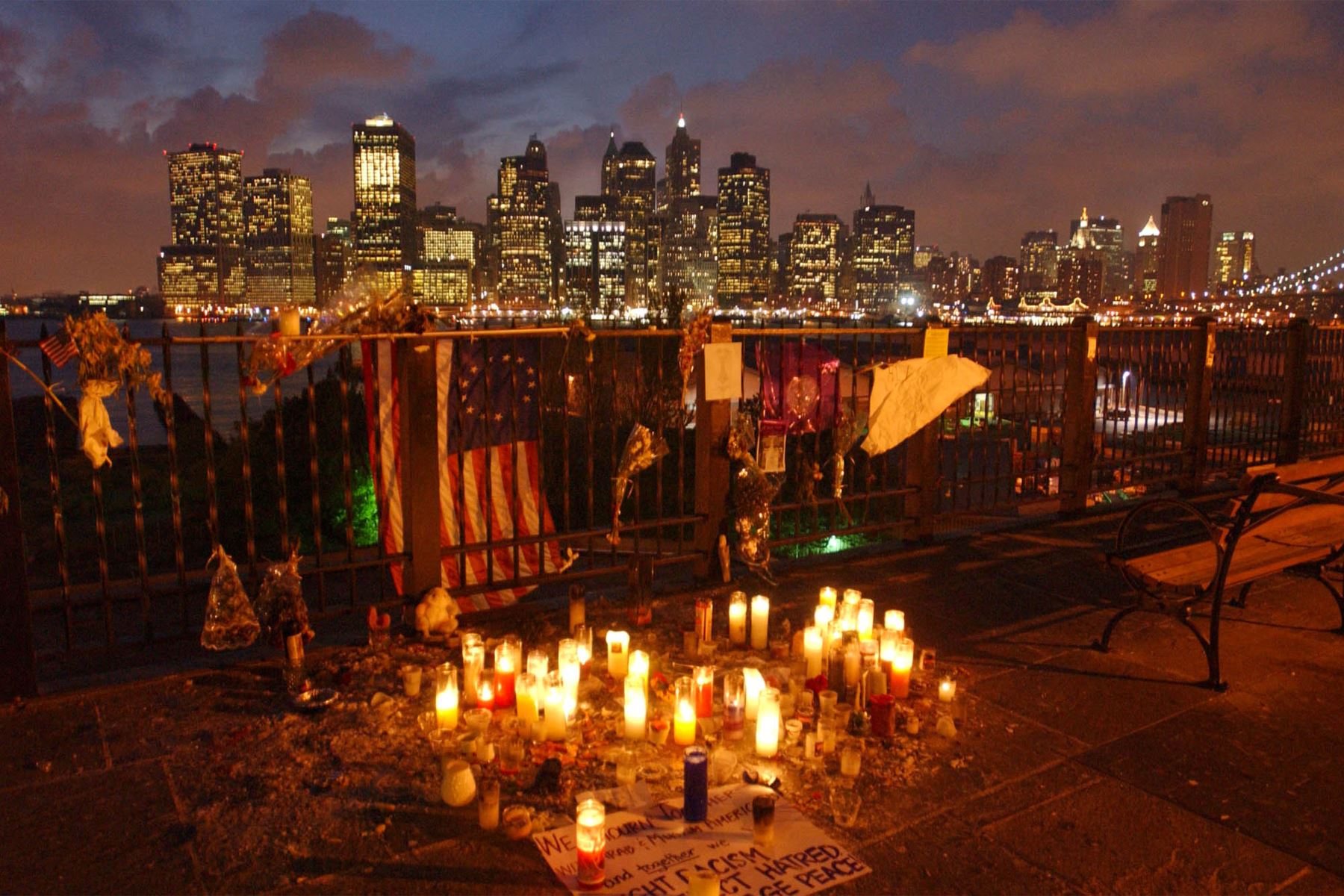 Se encienden velas en un monumento a las víctimas del ataque al World Trade Center a principios del 20 de septiembre de 2001 en Brooklyn al otro lado del East River desde Manhattan en Nueva York.
Foto: AFP