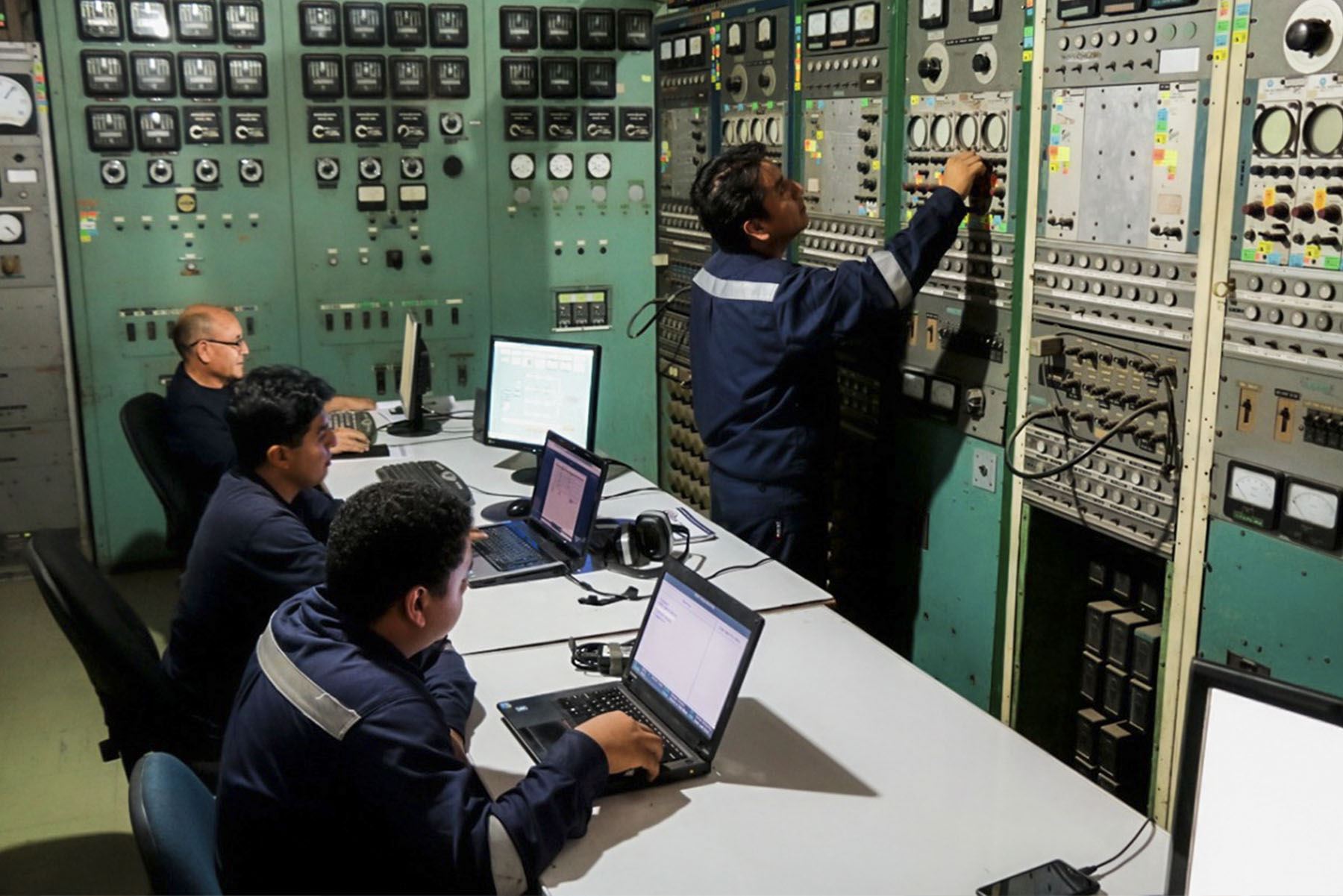 Técnicos, investigadores y científicos del Radio Observatorio de Jicamarca del IGP están efectuando las pruebas con el cuarto transmisor de alta potencia, que puede llegar a 1.1 MW.  (Foto: IGP)