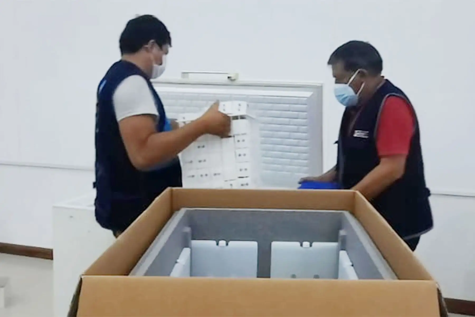 En Pucallpa, funcionarios de la Dirección Regional de Salud de Ucayali recibieron 18 720 dosis de la vacuna contra la covid - 19 para continuar con su campaña de inmunización.
Foto: Minsa
