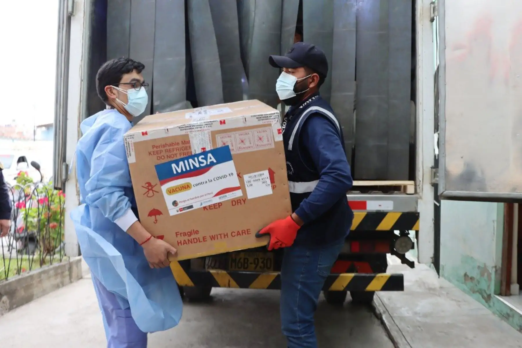 Un total de 21 060 dosis de vacunas contra la covid -19 llegaron hoy a Cajamarca que continuará vacunando a personas desde los 30 años en las  zonas urbanas y desde 18 años en 96 distritos rurales.
Foto: Minsa