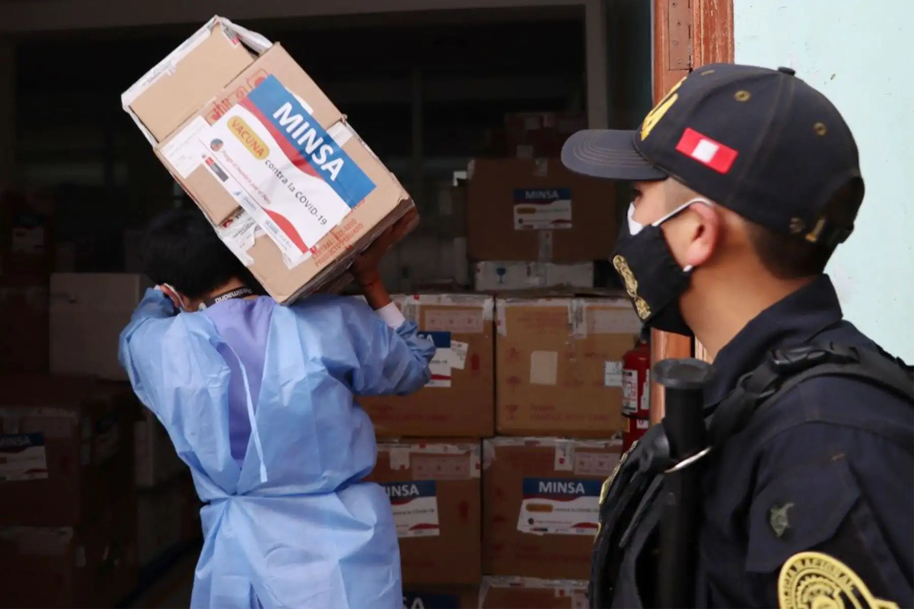 Un total de 21 060 dosis de vacunas contra la covid -19 llegaron hoy a Cajamarca que continuará vacunando a personas desde los 30 años en las  zonas urbanas y desde 18 años en 96 distritos rurales.
Foto: Minsa