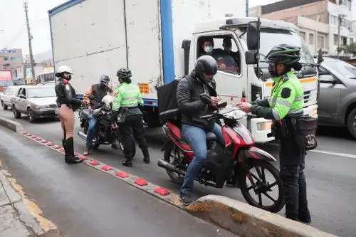 En intervención a cargo de la Municipalidad de Lima y la Policía Nacional de Tránsito se impusieron multas de S/352 a los infractores. Foto: MML