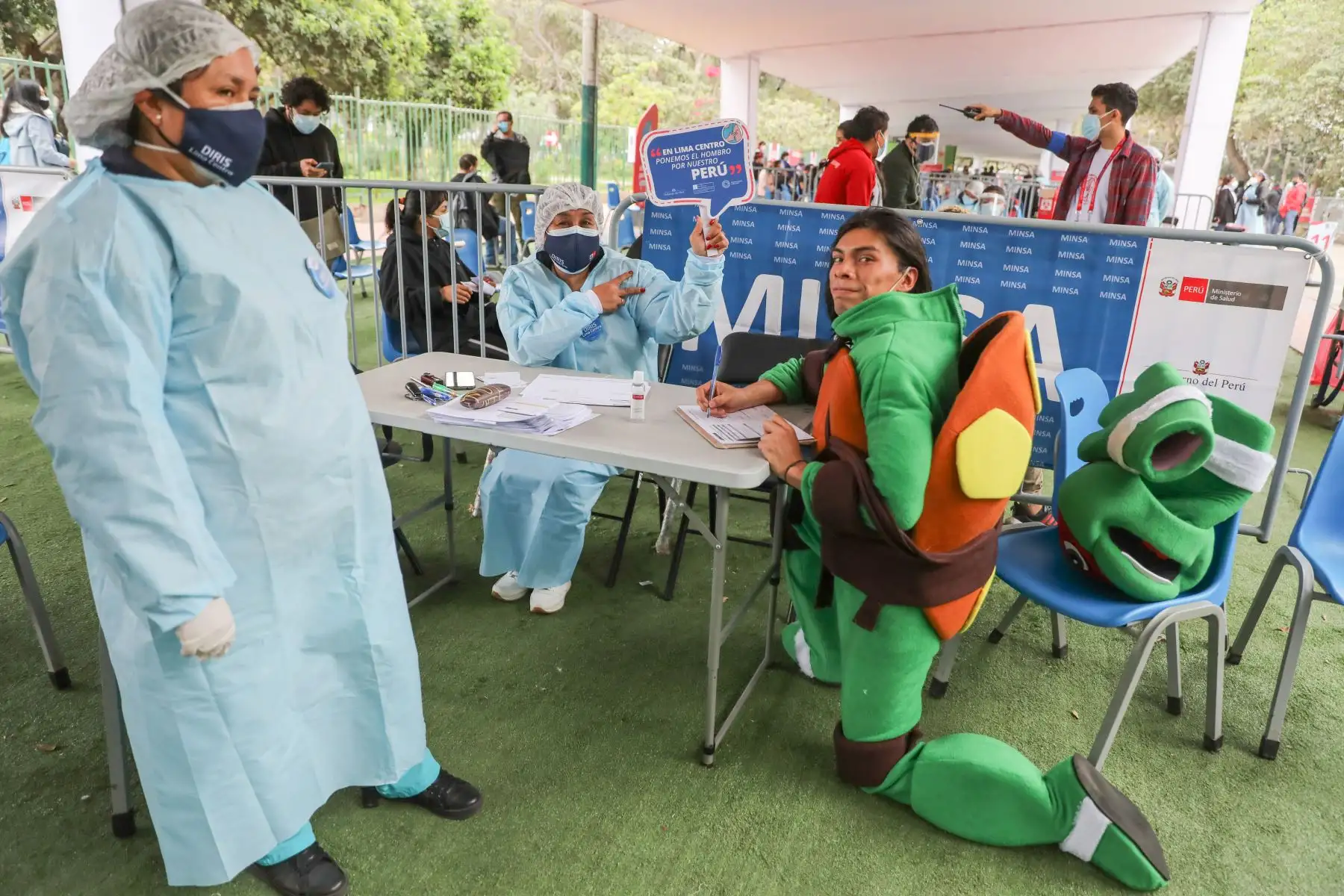 El Ministerio de Salud lanzó el Concurso de Disfraces y Pijamas en todos los puntos de vacunación de Lima Metropolitana y el Callao este fin de semana con motivo de hacer un llamado a los jóvenes a que vayan a inmunizarse contra la enfermedad. Foto: ANDINA/Andrés Valle