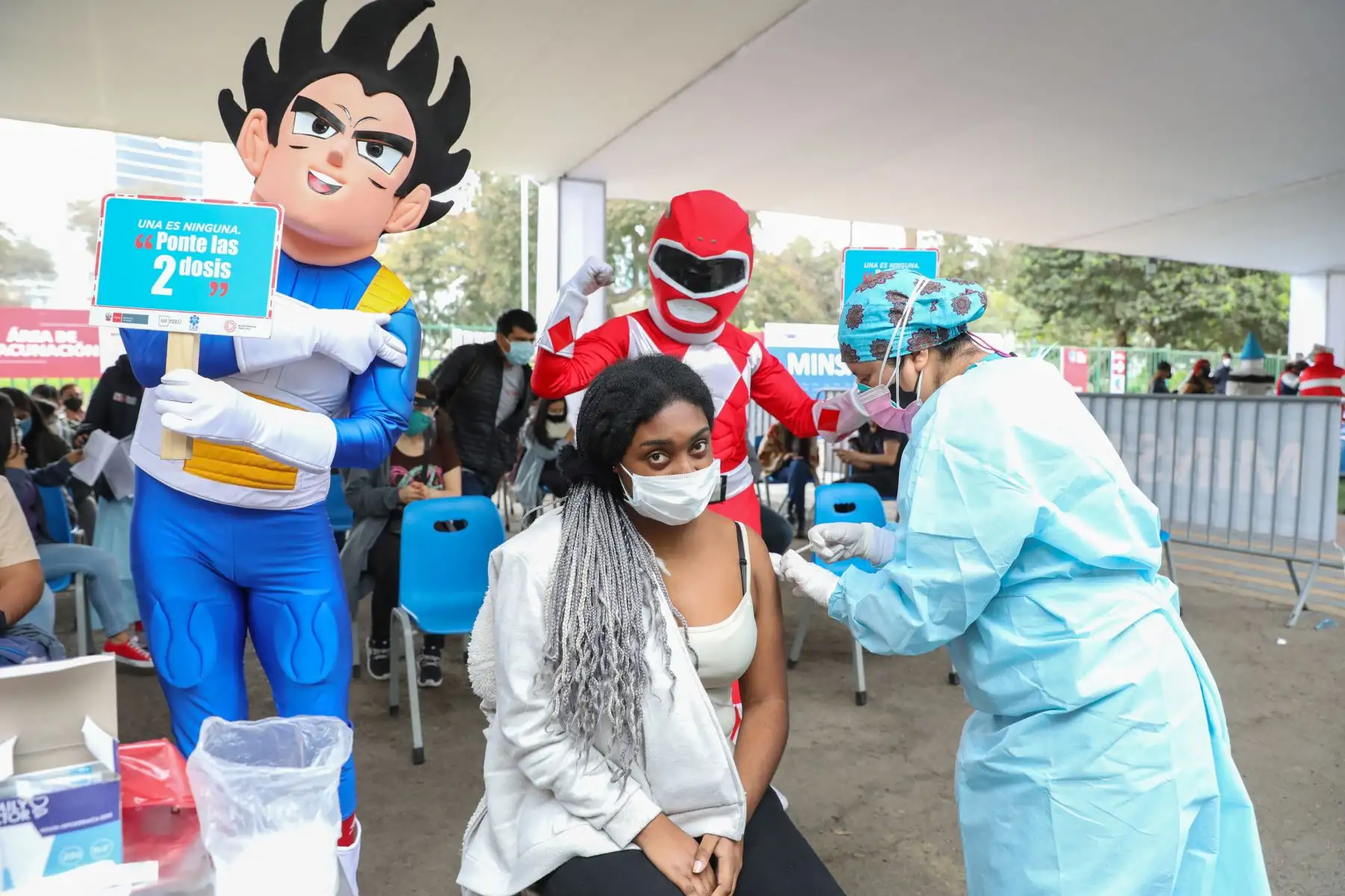 El Ministerio de Salud lanzó el Concurso de Disfraces y Pijamas en todos los puntos de vacunación de Lima Metropolitana y el Callao este fin de semana con motivo de hacer un llamado a los jóvenes a que vayan a inmunizarse contra la enfermedad. Foto: ANDINA/Andrés Valle
