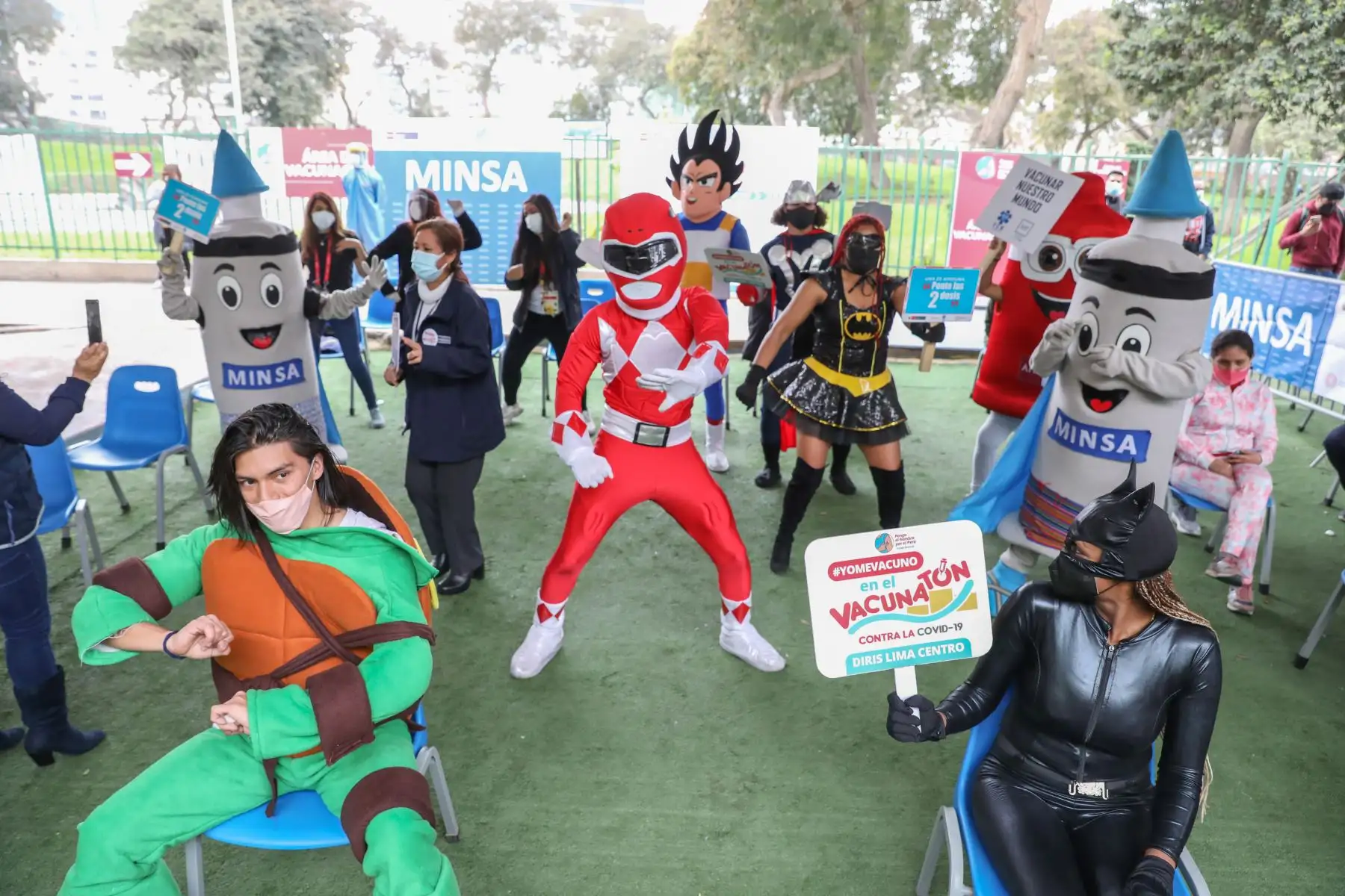 El Ministerio de Salud lanzó el Concurso de Disfraces y Pijamas en todos los puntos de vacunación de Lima Metropolitana y el Callao este fin de semana con motivo de hacer un llamado a los jóvenes a que vayan a inmunizarse contra la enfermedad. Foto: ANDINA/Andrés Valle