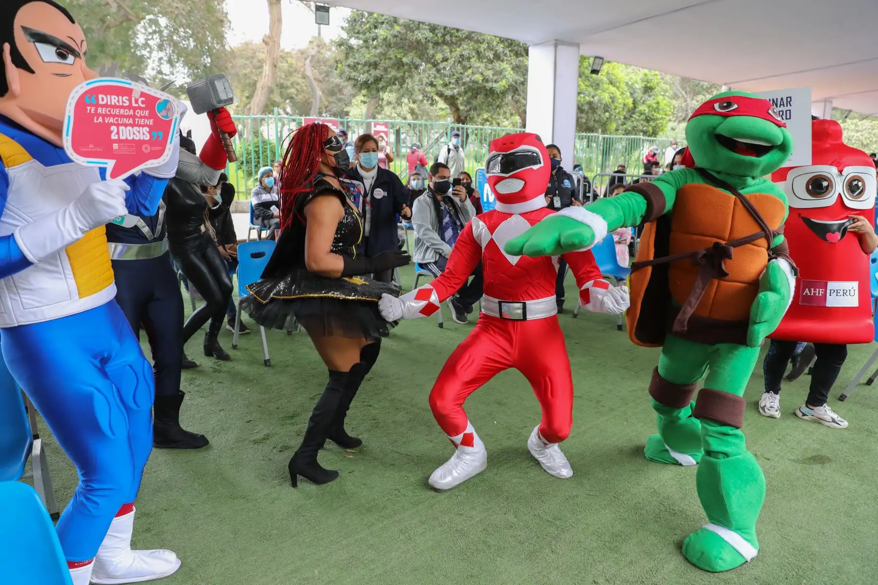 El Ministerio de Salud lanzó el Concurso de Disfraces y Pijamas en todos los puntos de vacunación de Lima Metropolitana y el Callao este fin de semana con motivo de hacer un llamado a los jóvenes a que vayan a inmunizarse contra la enfermedad. Foto: ANDINA/Andrés Valle