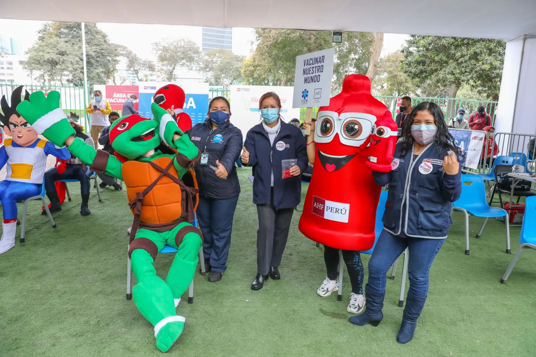 El Ministerio de Salud lanzó el Concurso de Disfraces y Pijamas en todos los puntos de vacunación de Lima Metropolitana y el Callao este fin de semana con motivo de hacer un llamado a los jóvenes a que vayan a inmunizarse contra la enfermedad. Foto: ANDINA/Andrés Valle