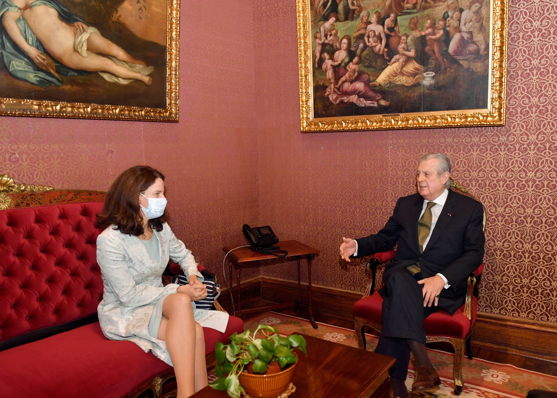 El canciller Óscar Maúrtua se reunió con la representante residente del PNUD, Bettina Woll.
