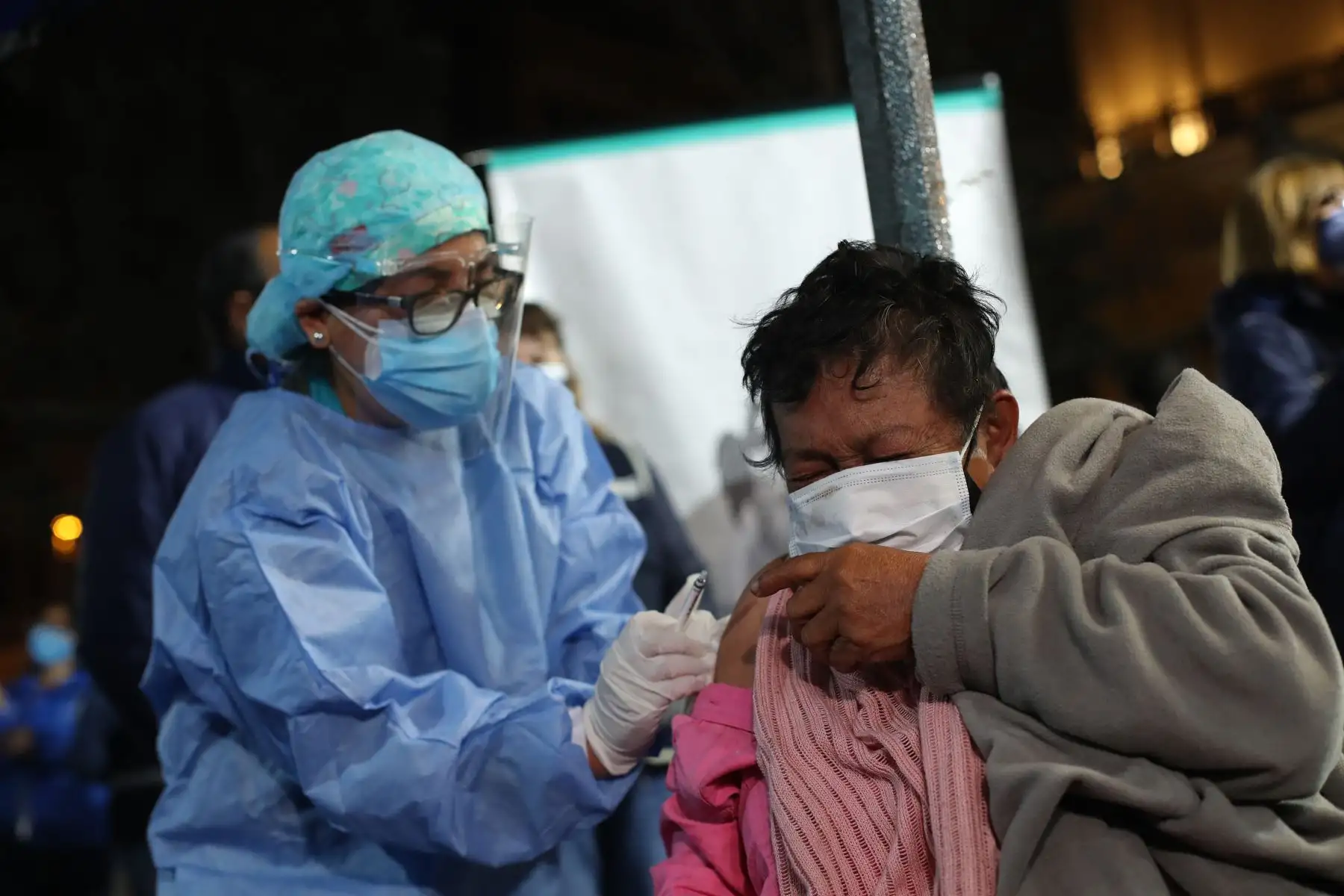 La Municipalidad de Lima realizó la primera campaña de vacunación contra la covid-19 dirigida a personas mayores de 30 años que se encuentran en situación de mendicidad y que pernoctan en la vía pública. Foto: ANDINA/Carla Patiño