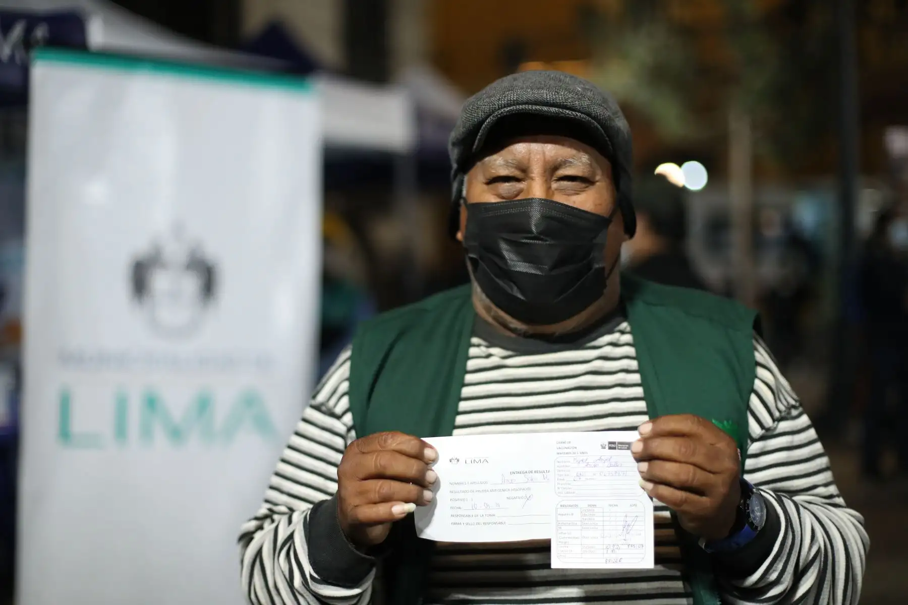 Asimismo, se tomó previamente, pruebas de descarte de covid-19 y se contó con el apoyo de efectivos de Seguridad Ciudadana y personal del Reniec para la identificación de los beneficiarios. Foto: ANDINA/Carla Patiño