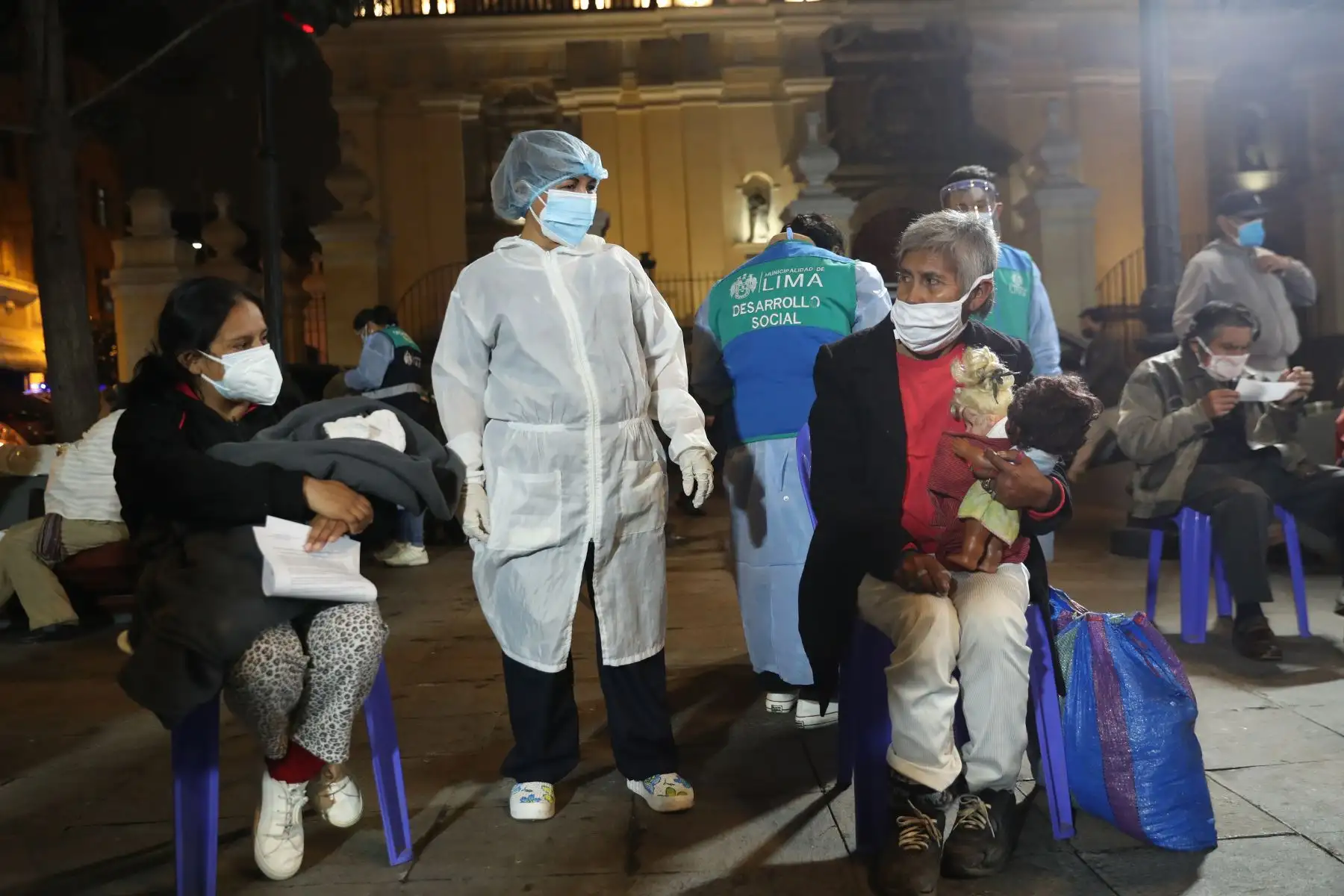 La Municipalidad de Lima realizó la primera campaña de vacunación contra la covid-19 dirigida a personas mayores de 30 años que se encuentran en situación de mendicidad y que pernoctan en la vía pública. Foto: ANDINA/Carla Patiño