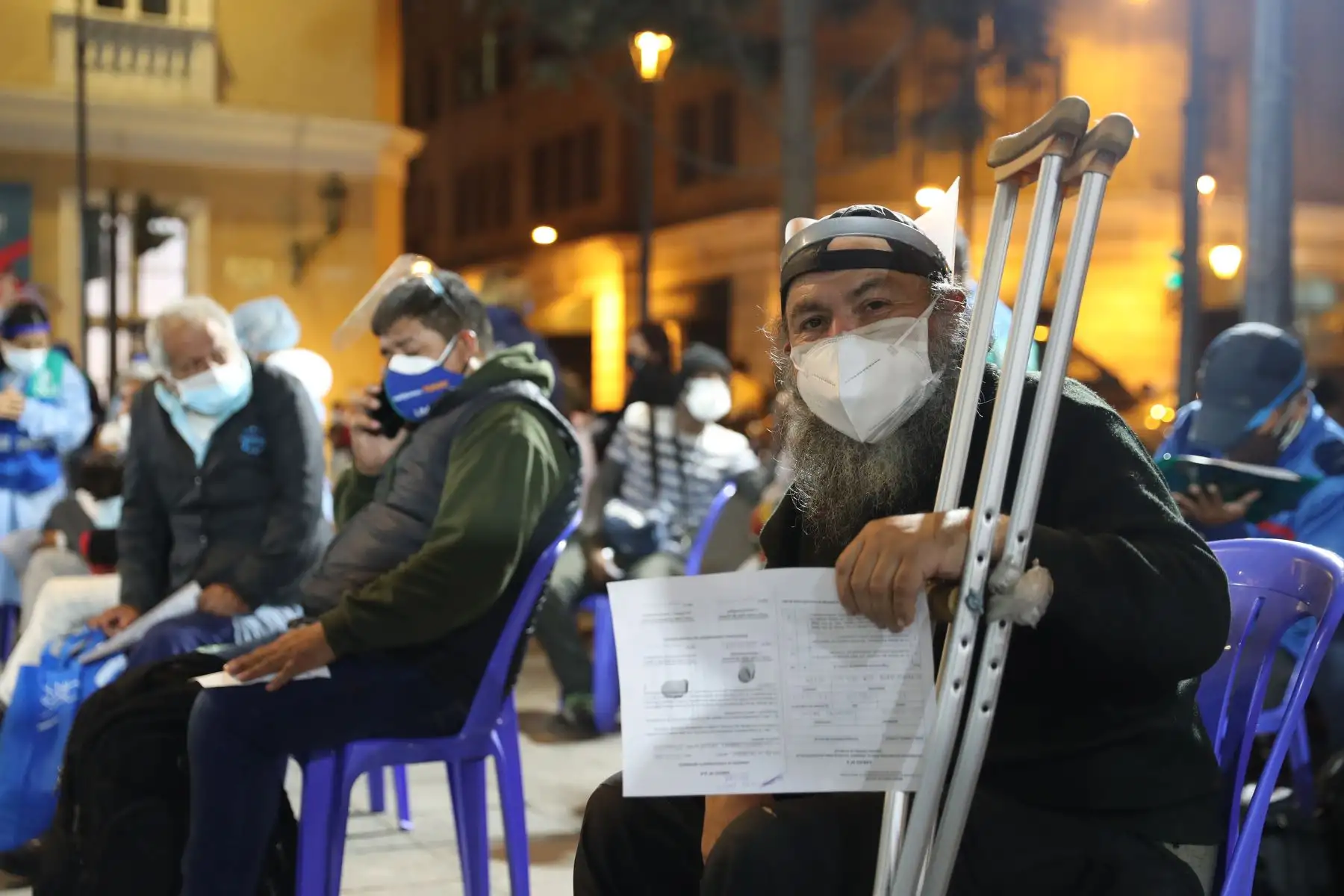 Asimismo, se tomó previamente, pruebas de descarte de covid-19 y se contó con el apoyo de efectivos de Seguridad Ciudadana y personal del Reniec para la identificación de los beneficiarios. Foto: ANDINA/Carla Patiño