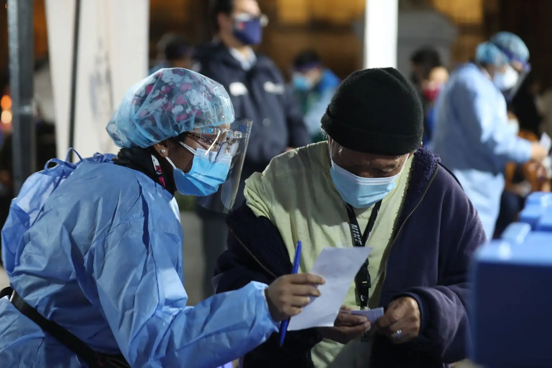 La Municipalidad de Lima realizó la primera campaña de vacunación contra la covid-19 dirigida a personas mayores de 30 años que se encuentran en situación de mendicidad y que pernoctan en la vía pública. Foto: ANDINA/Carla Patiño