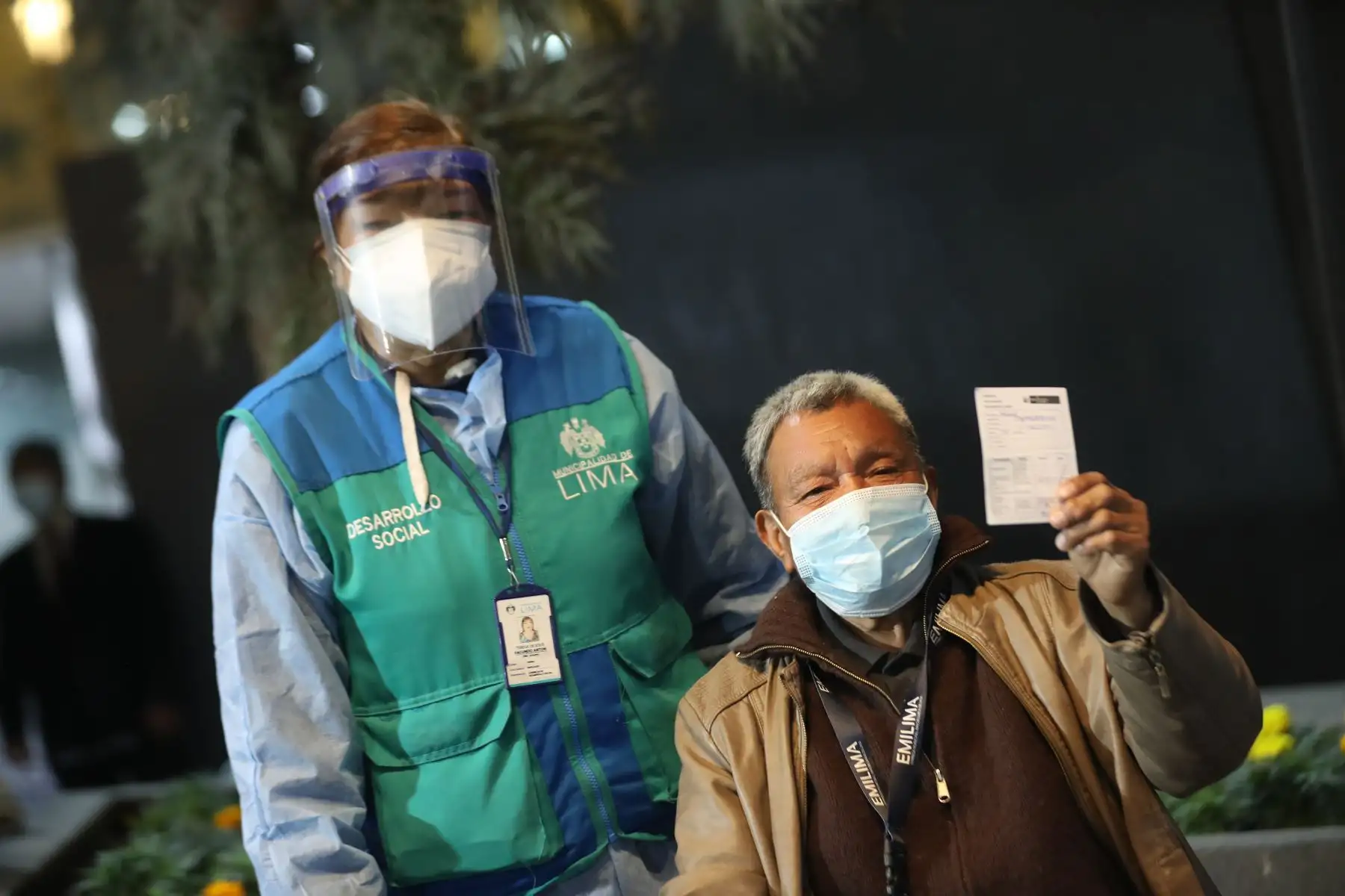 Asimismo, se tomó previamente, pruebas de descarte de covid-19 y se contó con el apoyo de efectivos de Seguridad Ciudadana y personal del Reniec para la identificación de los beneficiarios. Foto: ANDINA/Carla Patiño