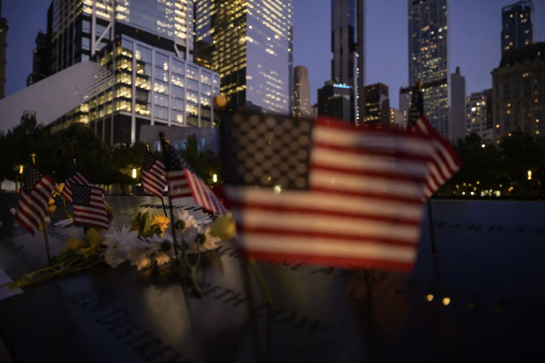 Las banderas estadounidenses se exhiben en el memorial del 11 de septiembre que conmemora los 20 años de los ataques terroristas del 2001, en Nueva York. Foto: AFP