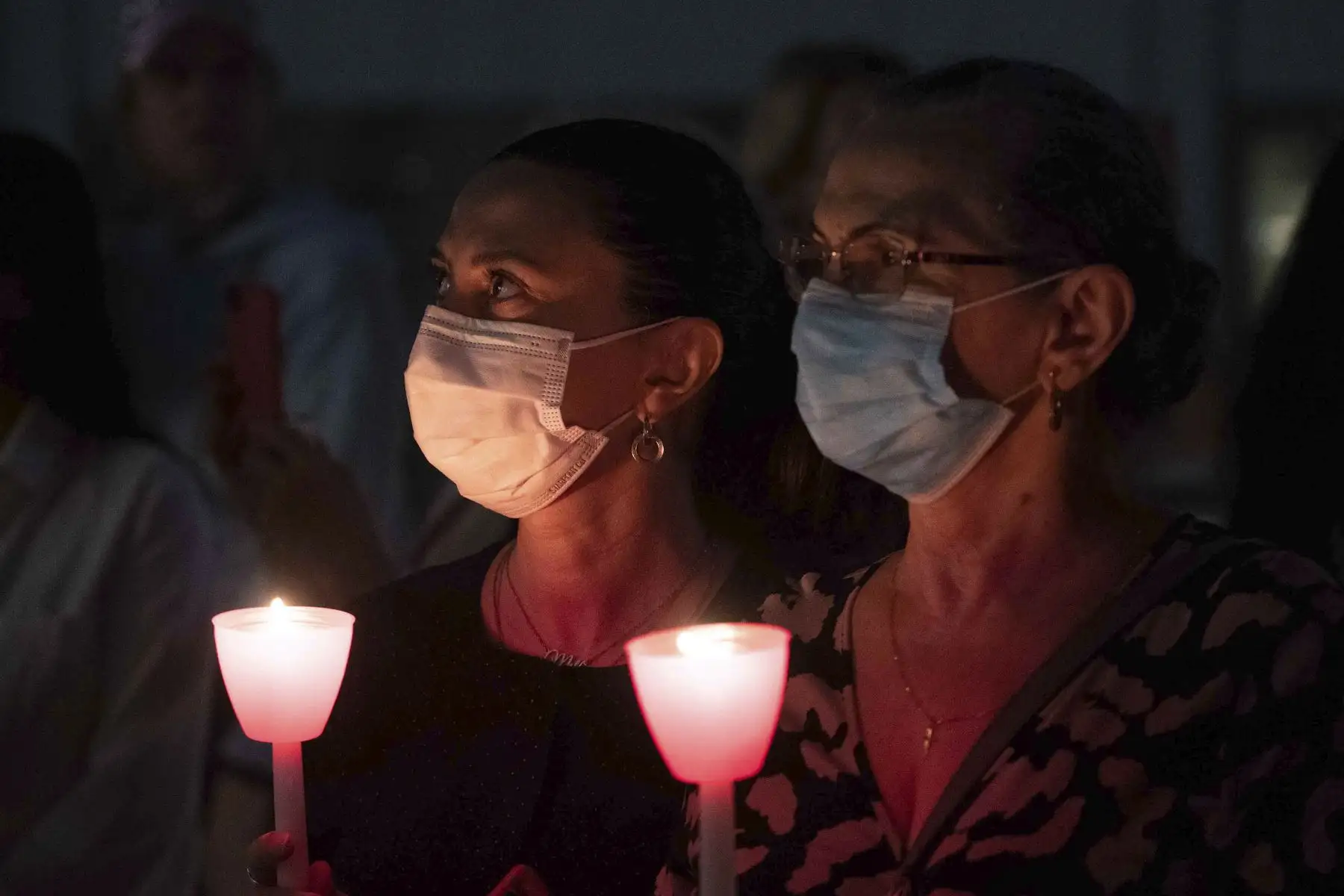 Dos mujeres sostienen velas mientras asisten a una ceremonia religiosa de conmemoración del 11 de septiembre, en el Santuario Nacional Griego Ortodoxo de San Nicolás, junto al Museo y Memorial del 11 de septiembre, en la ciudad de Nueva York. Foto: AFP
