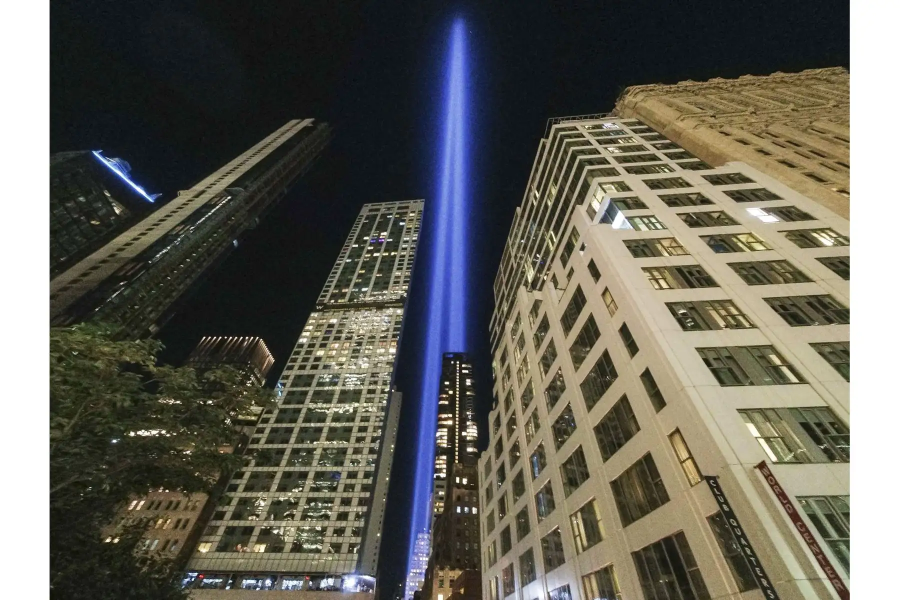 El tributo anual a la luz se proyecta en el cielo nocturno junto al Museo y Memorial del 11 de septiembre, en la ciudad de Nueva York. Foto: AFP