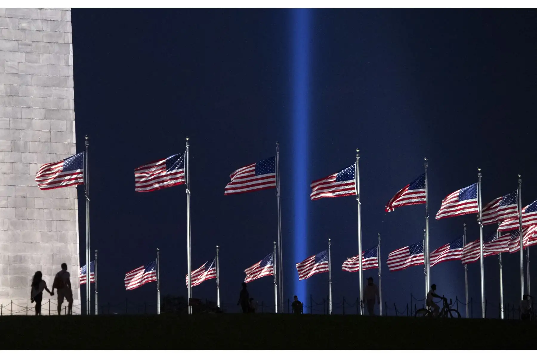 La "Torre de la Luz" rinde homenaje a los muertos durante los ataques del 11 de septiembre, en el Pentágono, en el National Mall en Washington, DC. Foto: AFP