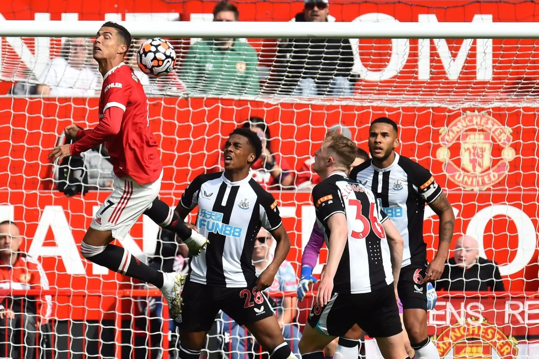 Cristiano Ronaldo del Manchester United lanza un cabezazo durante el partido ante Newcastle por la Premier League. Foto: EFE